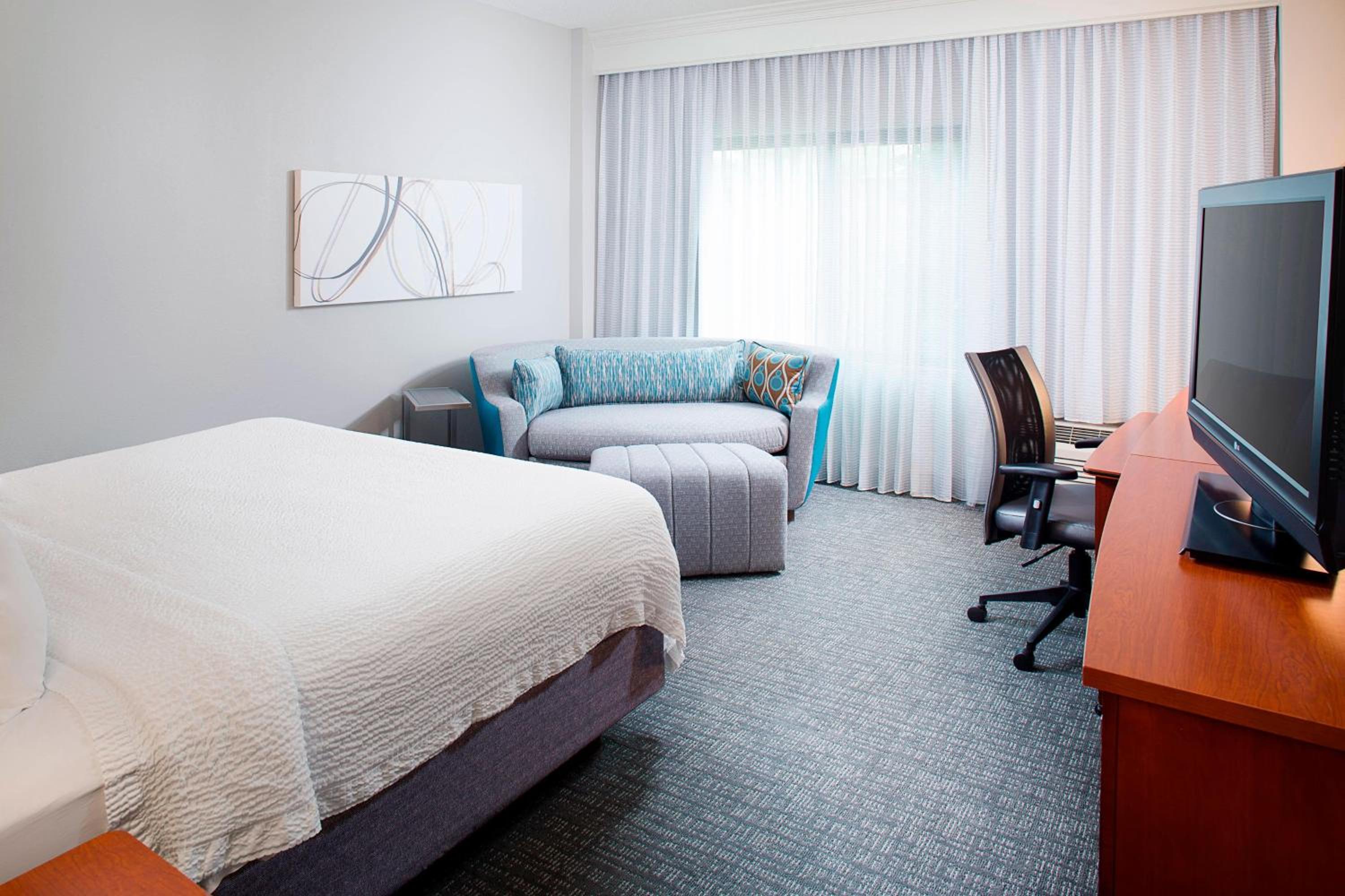 King Room with Sofa Bed - Photo 5