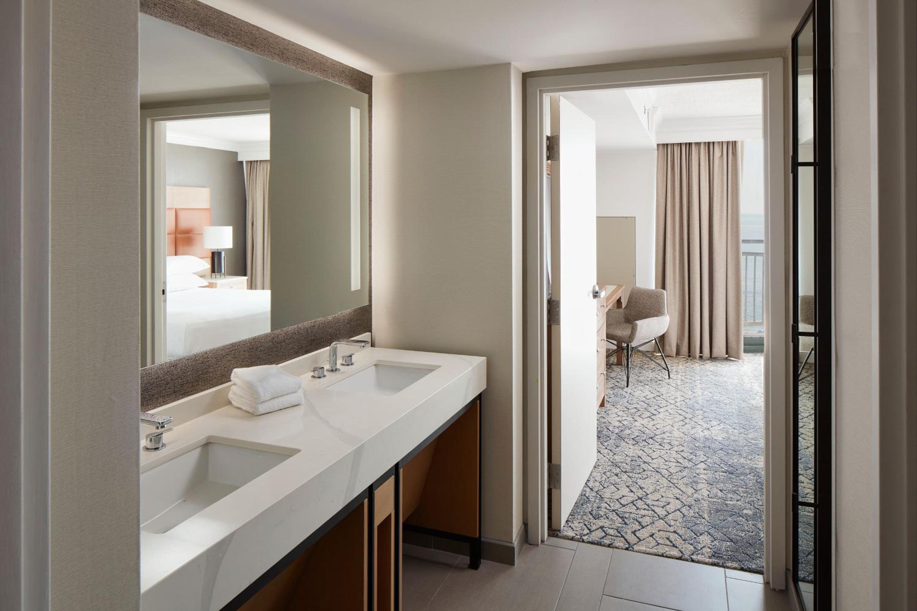 One-Bedroom Oceanfront King Suite with Sofa Bed - Photo 6