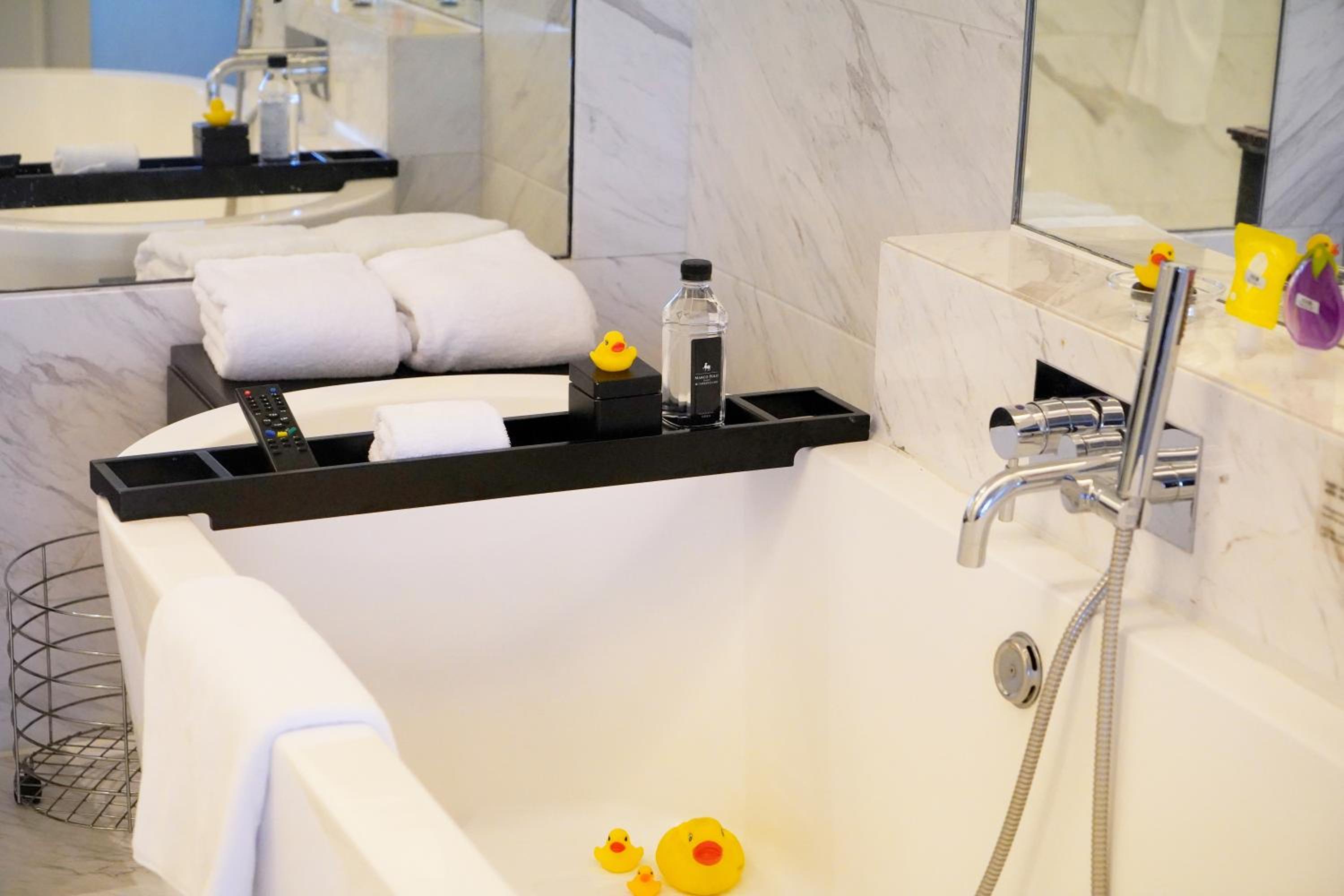 Premier Lake View King（Complimentary soft drinks and snacks in mini bar） - Photo 4
