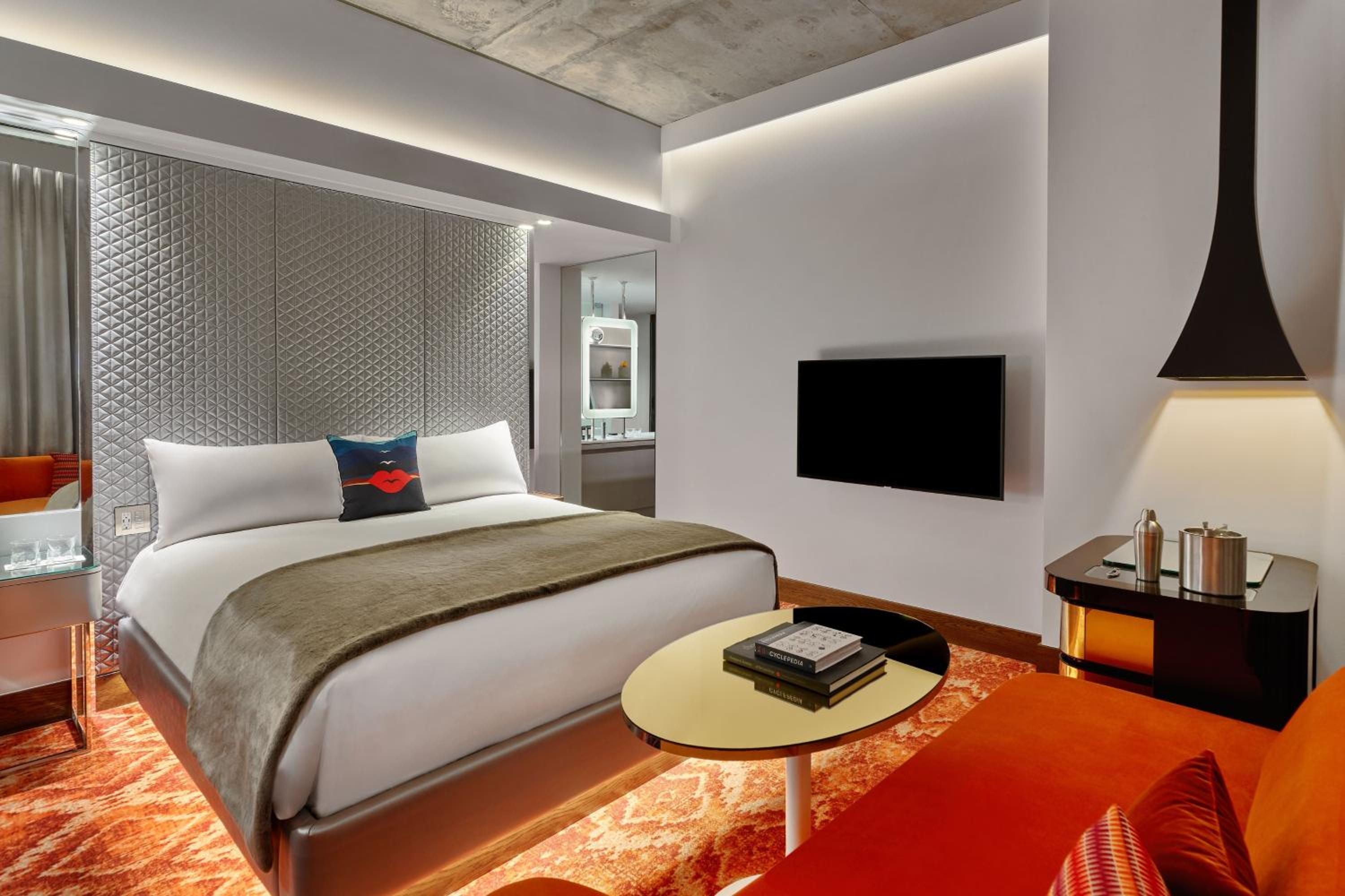 King Room with Balcony - Photo 4