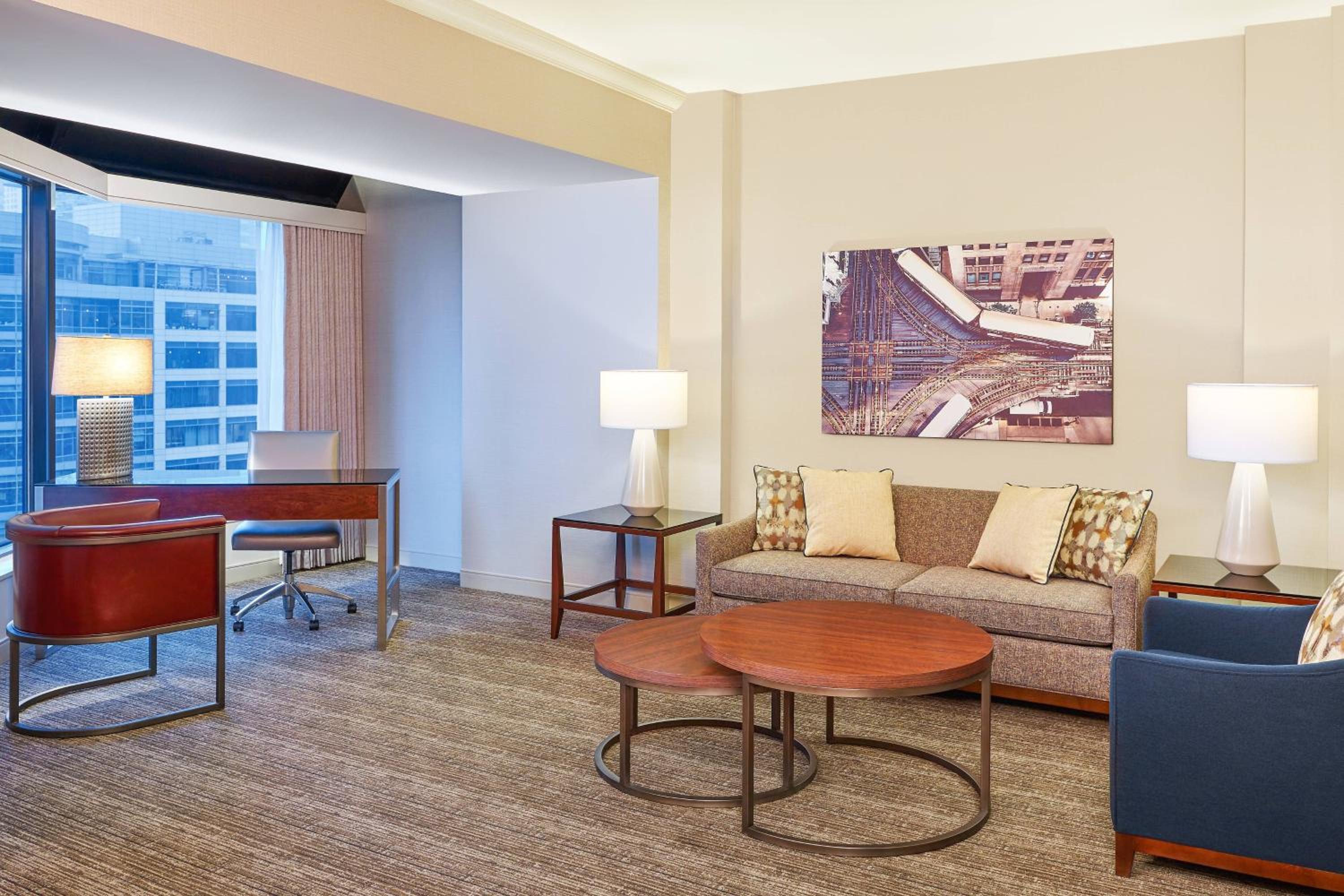 Deluxe, Club level, Suite, 1 King - Photo 2