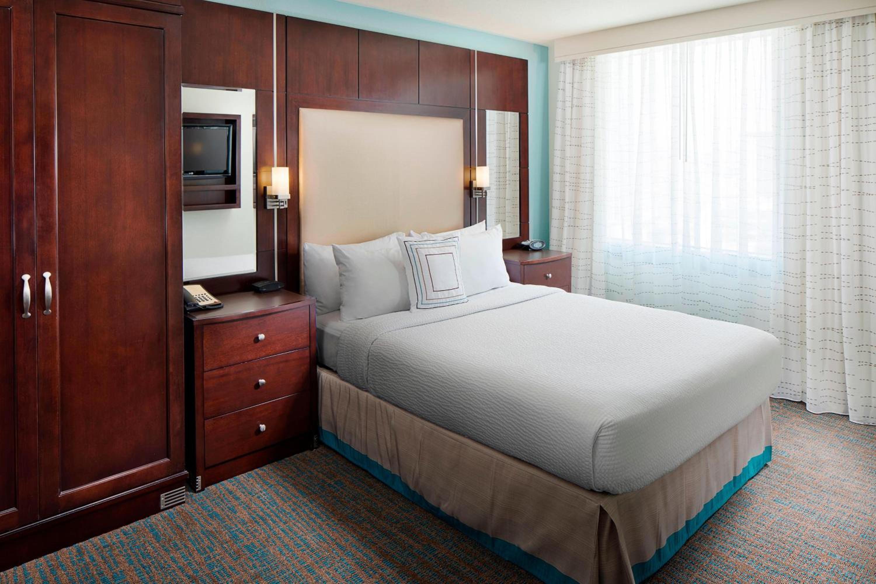 One-Bedroom Queen Suite with Sofa Bed - Hearing Accessible photo 3