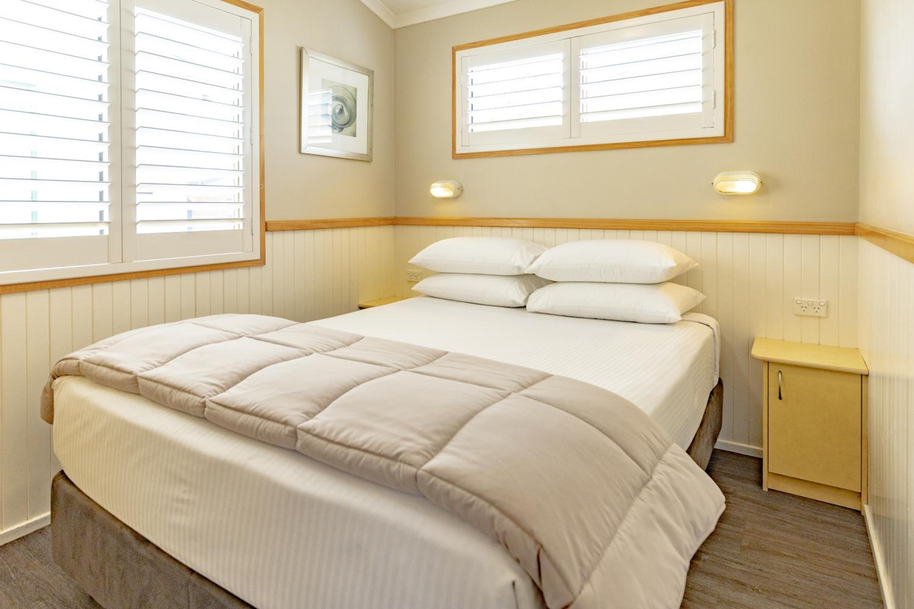 2 Bedroom Lakefront Cabin - 5 pax