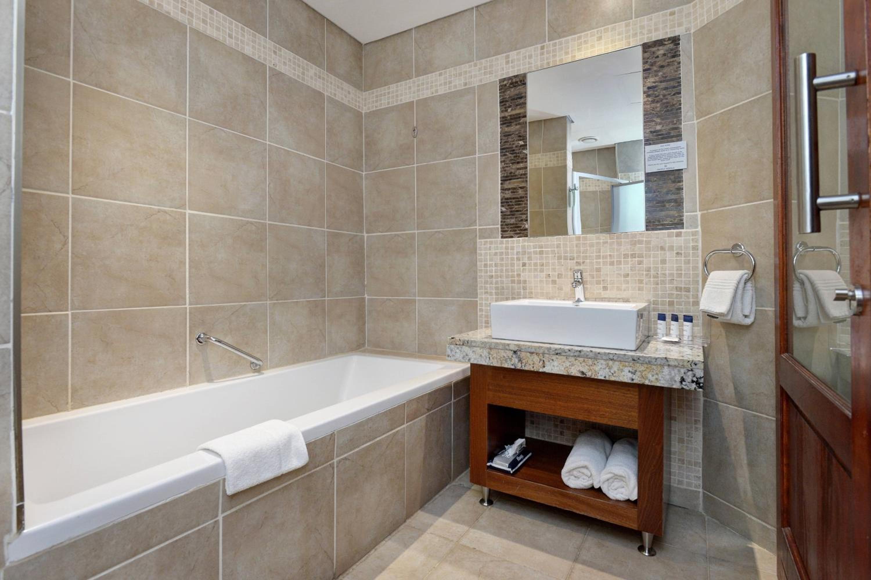 Larger Guest room, 1 King, Mountain view, Balcony photo 3