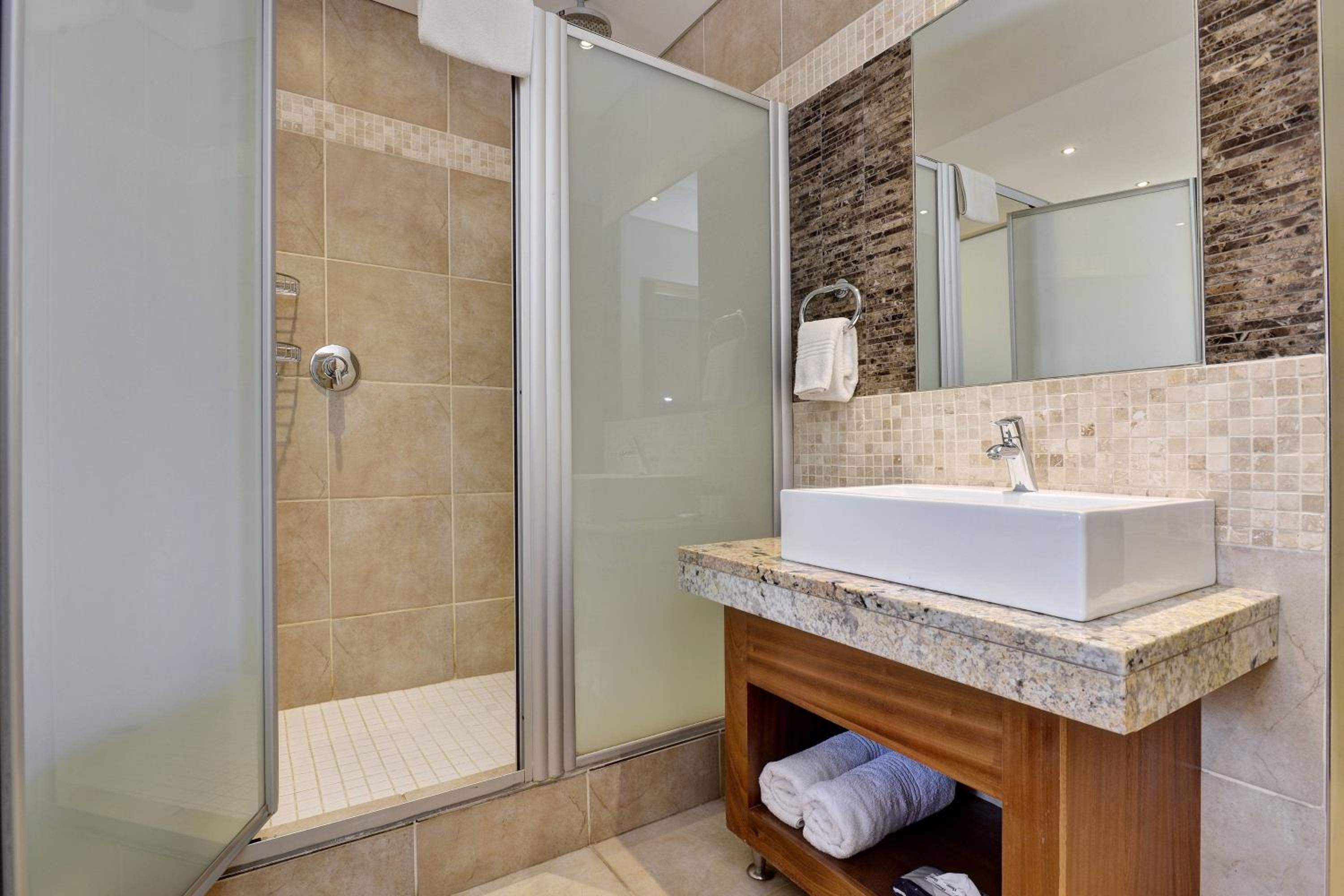 Guest room, 2 Twin/Single Bed(s) - Photo 8