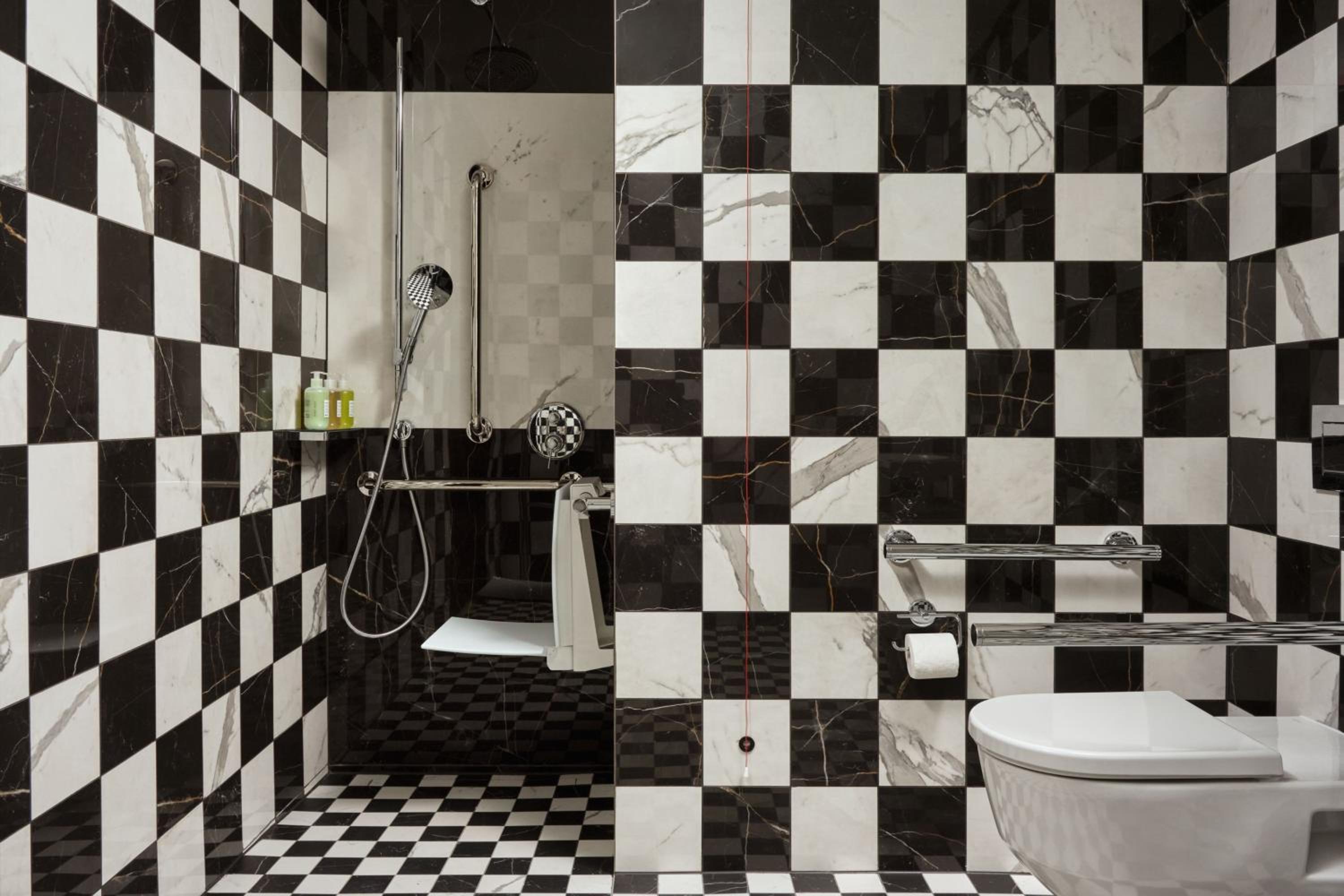 Deluxe Twin Room with Street View thumbnail 5