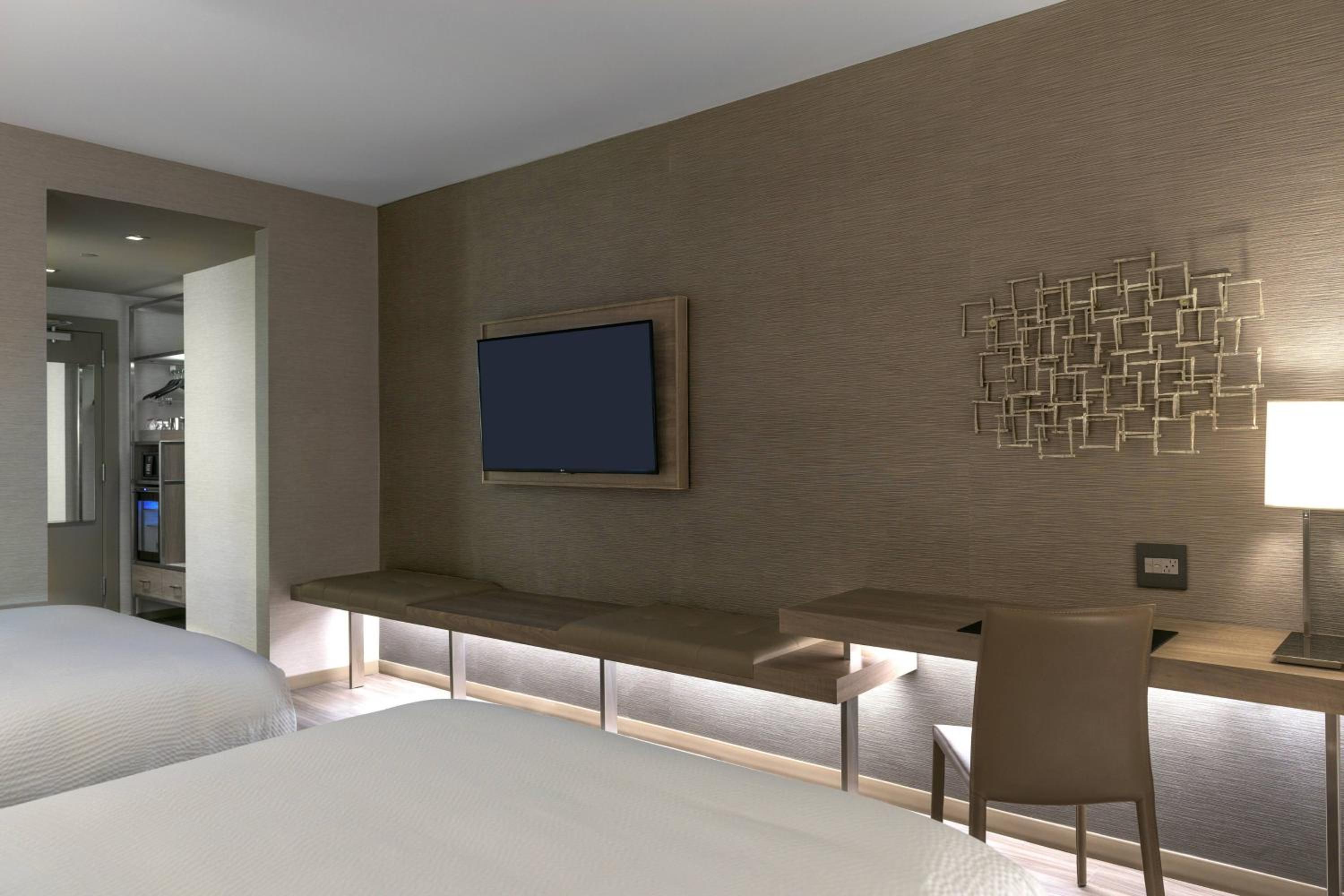 Queen Room with Two Queen Beds thumbnail 5