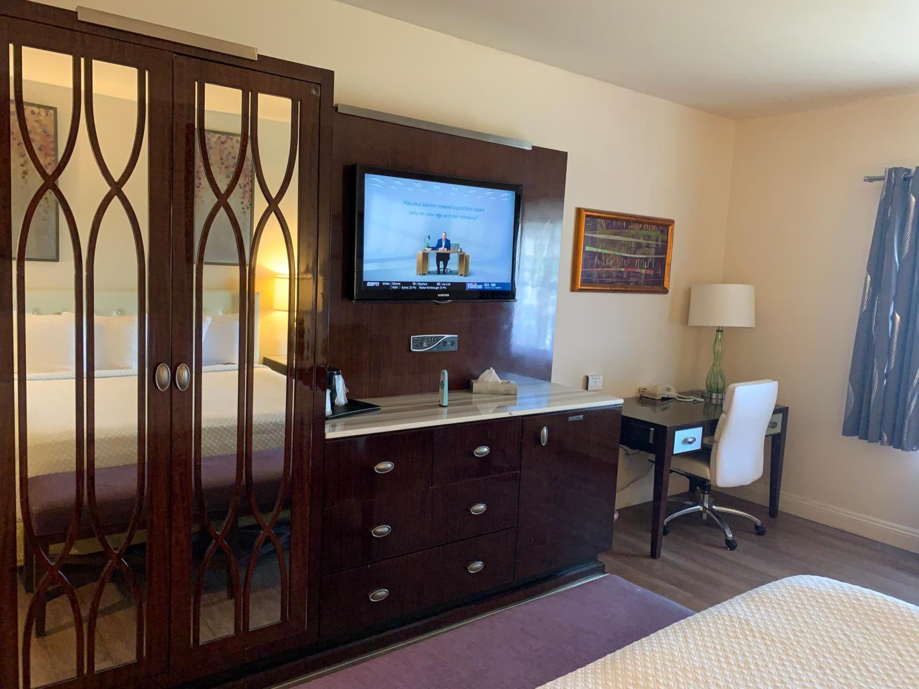 Deluxe Double Room (2 Adults + 1 Child) photo 2