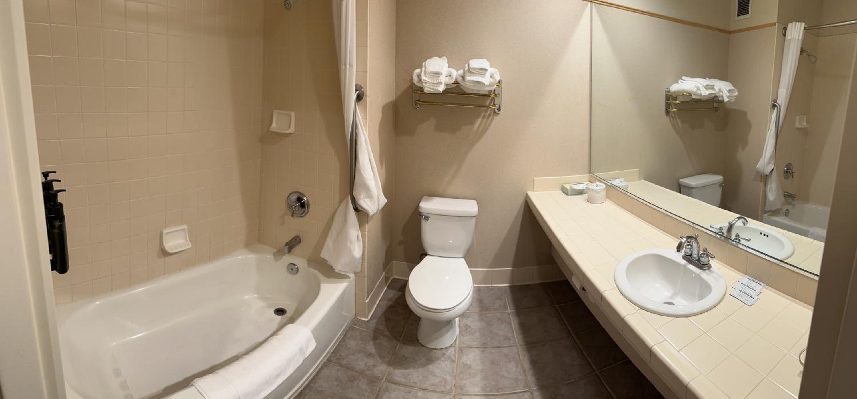 Deluxe Queen Room with Two Queen Beds - Non-Smoking - Photo 8