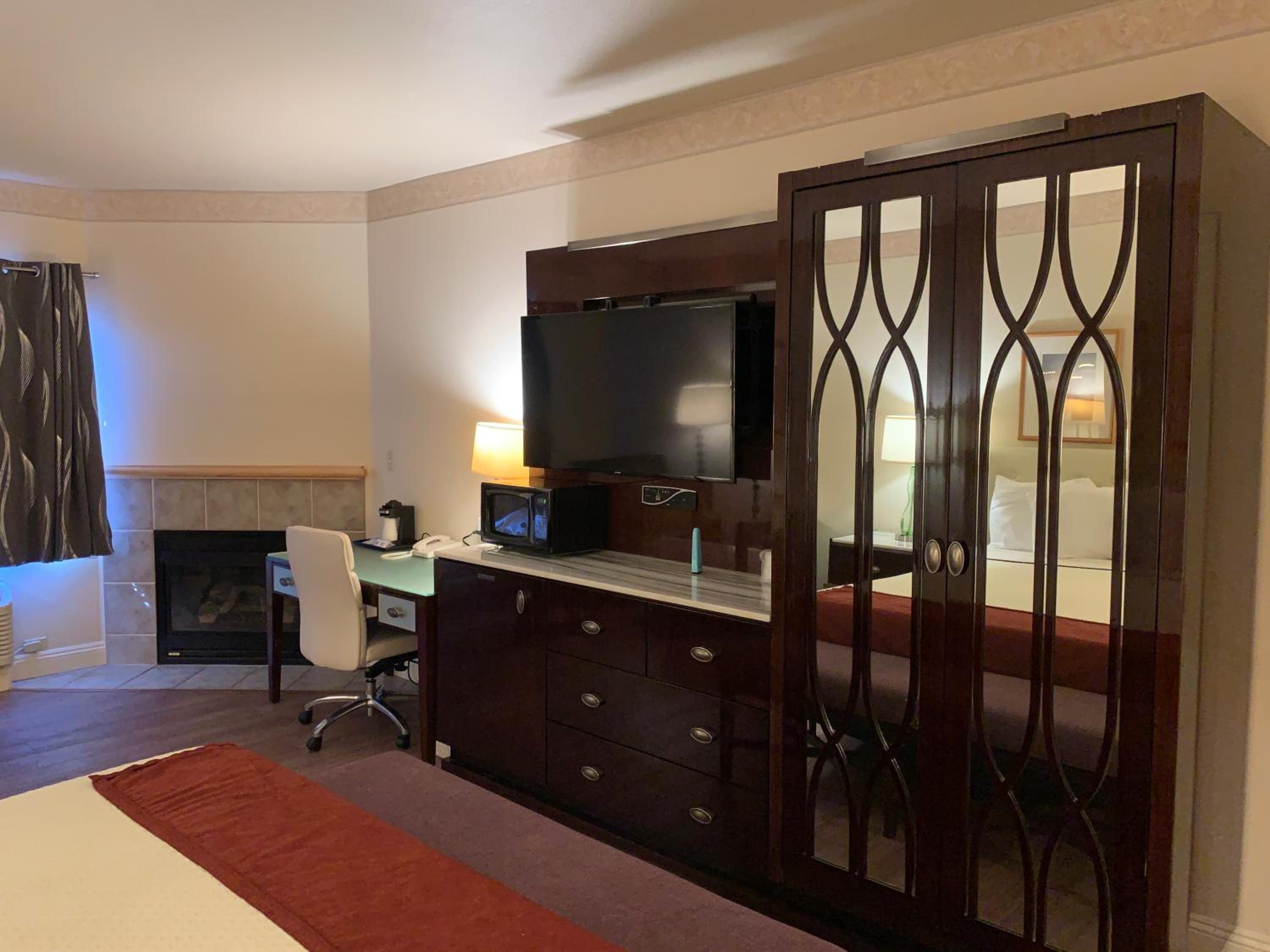 King Suite With Whirlpool - Photo 2
