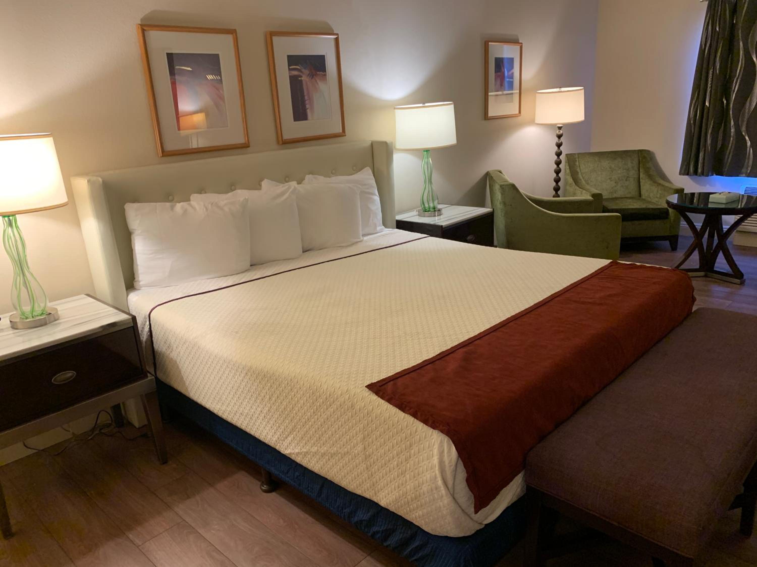 King Suite With Whirlpool - Photo 5