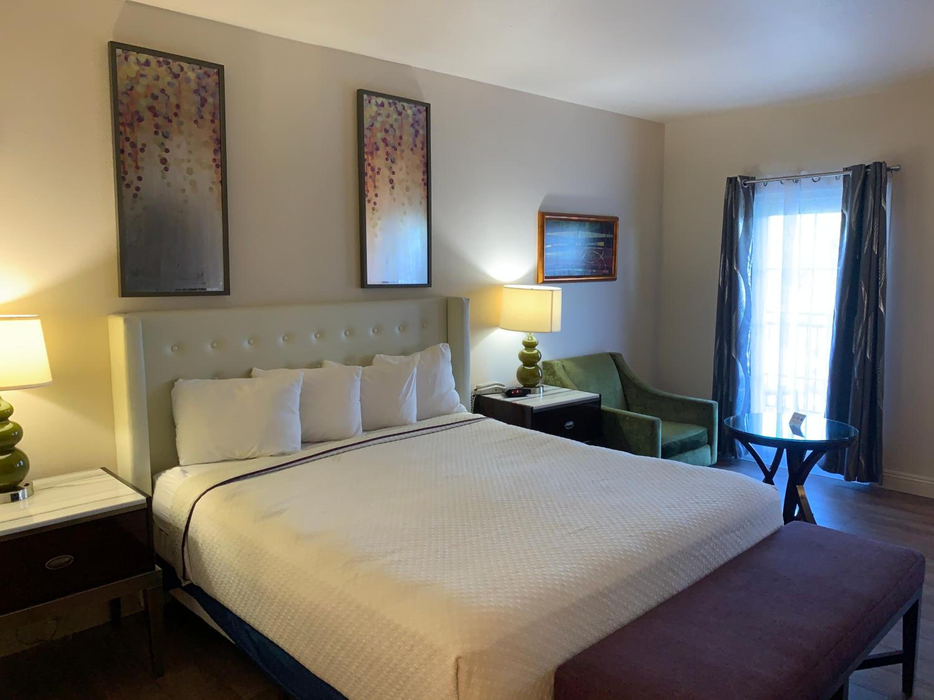 King Room with Balcony - Non-Smoking - Photo 6