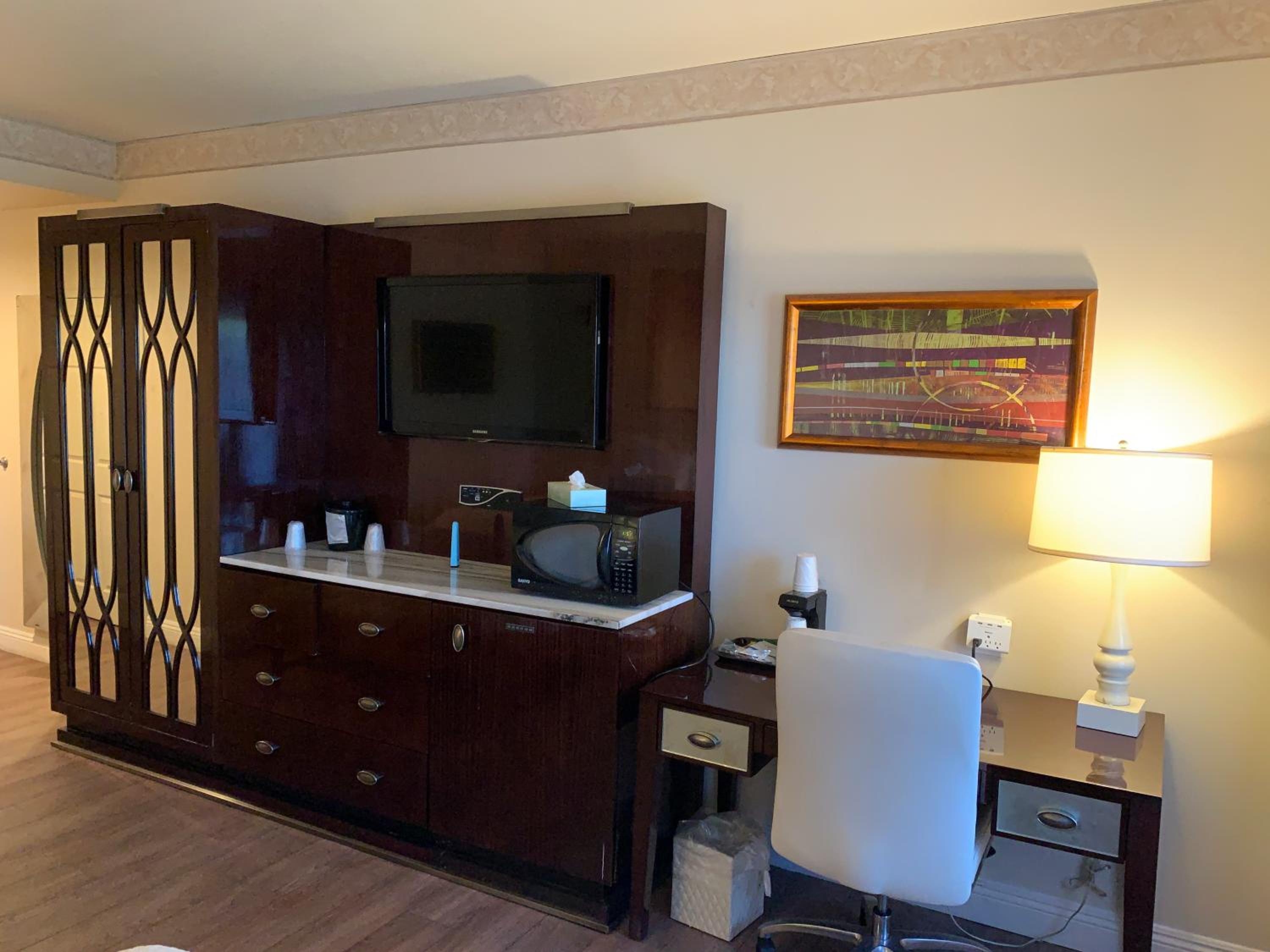 Deluxe Queen Room with Two Queen Beds - Non-Smoking - Photo 9