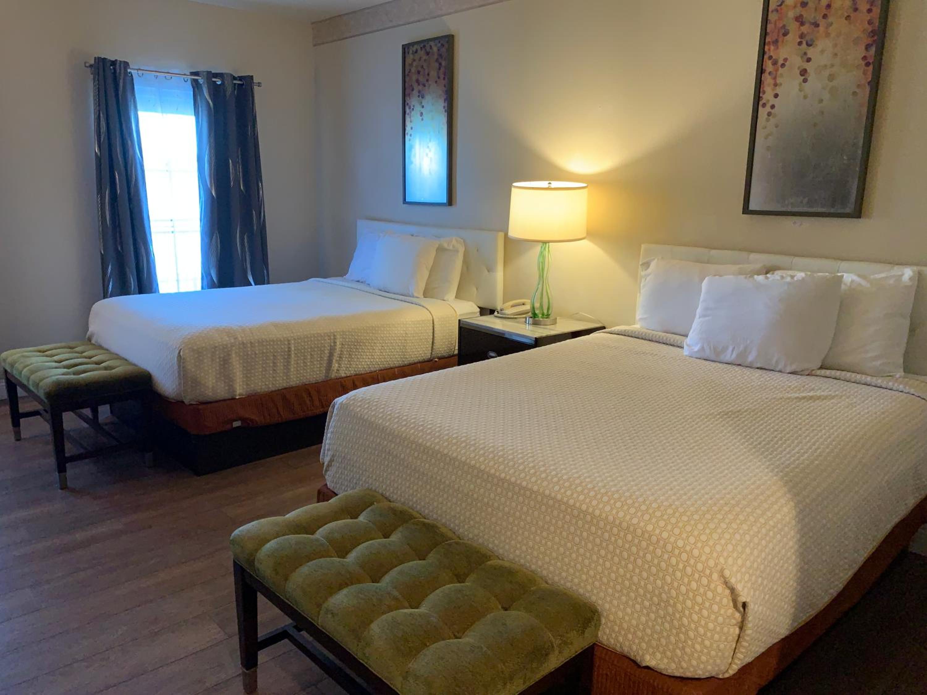 Deluxe Queen Room with Two Queen Beds - Non-Smoking - Photo 6