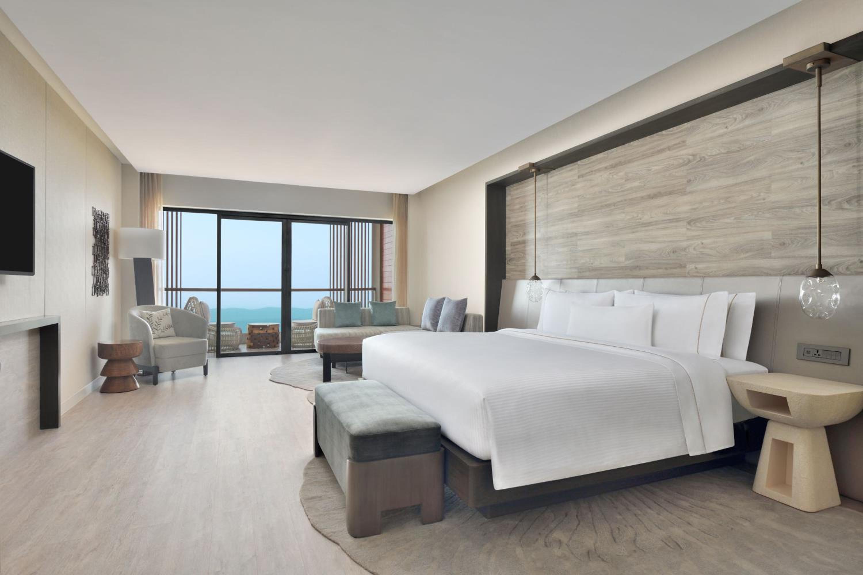 Deluxe King Room with Balcony and Skyline View | INR 1,000 wellness credit per day (non-cumulative), redeemable against Spa therapy or at Hakuna Matata (the gaming zone) - Photo 6