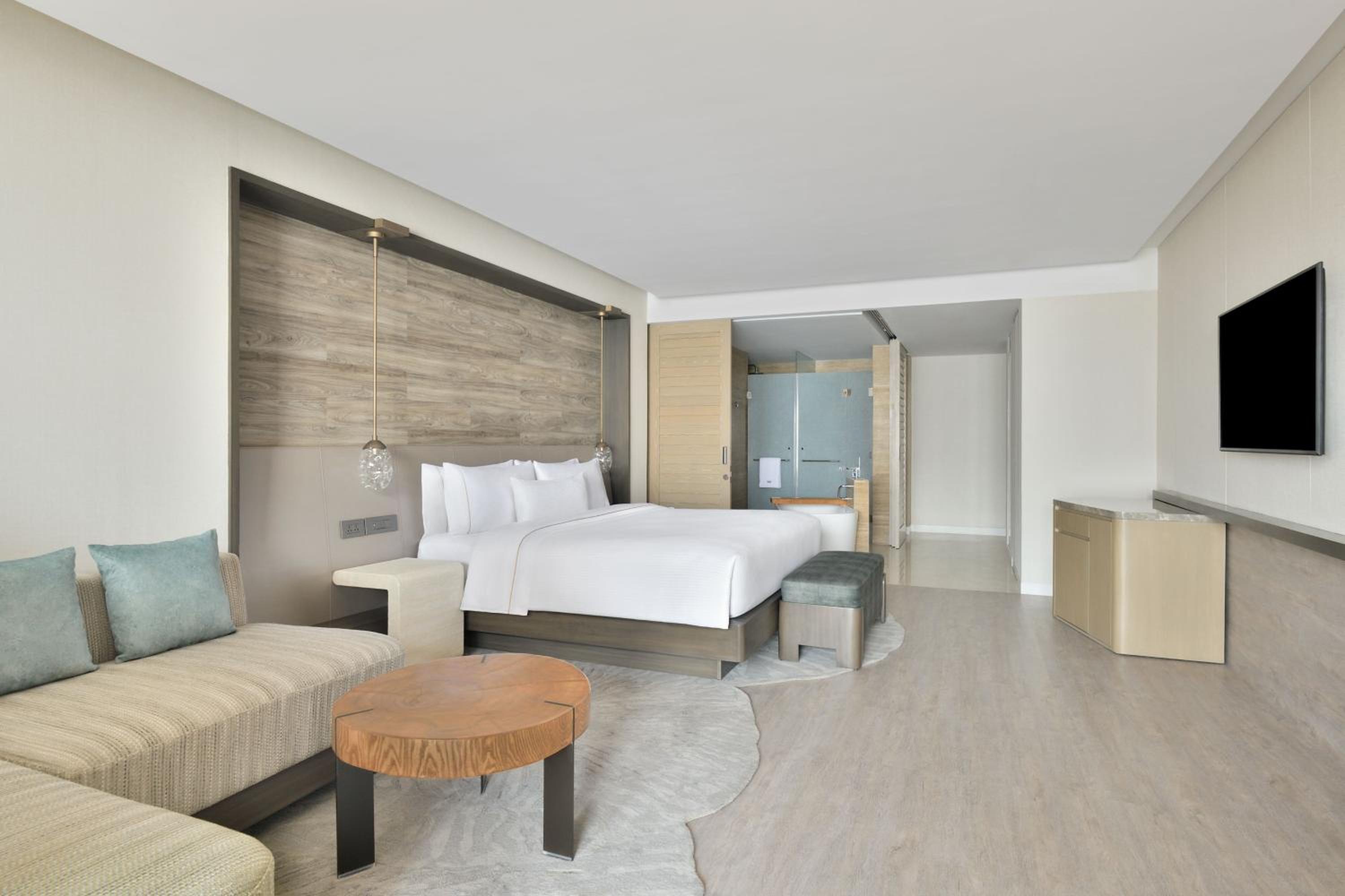 Deluxe King Room with Balcony and Skyline View | INR 1,000 wellness credit per day (non-cumulative), redeemable against Spa therapy or at Hakuna Matata (the gaming zone) - Photo 5