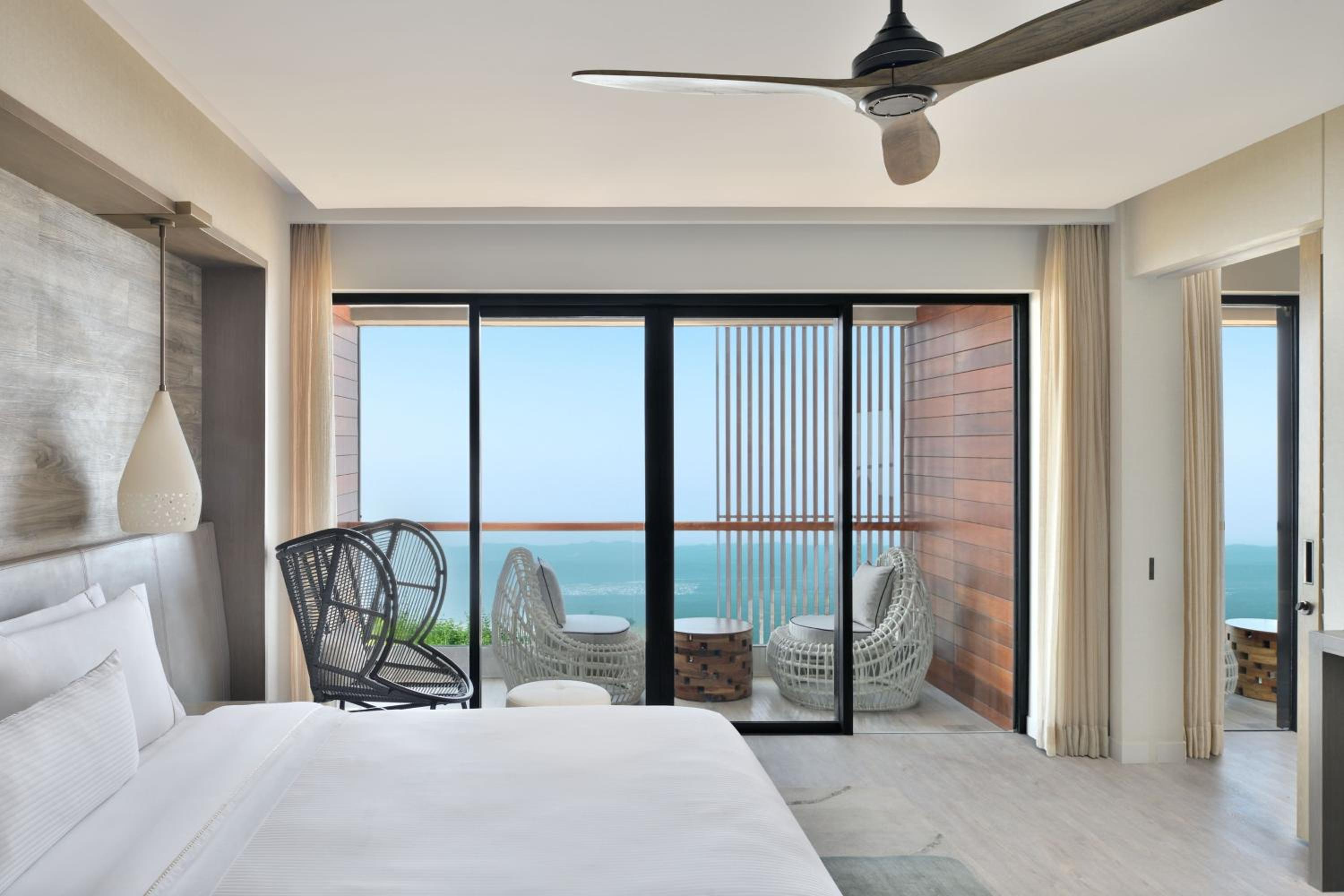 Classic King Suite with Balcony and Mountain View - INR 1,500 wellness credit per day (non-cumulative), redeemable against Spa therapy or at Hakuna Matata (the gaming zone) - Photo 2