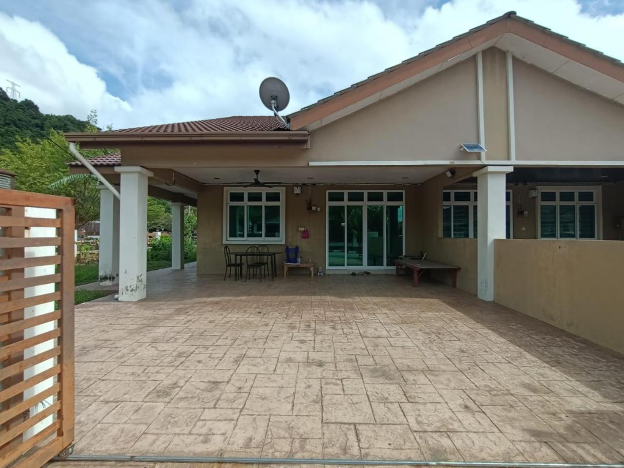 Three-Bedroom House photo 3