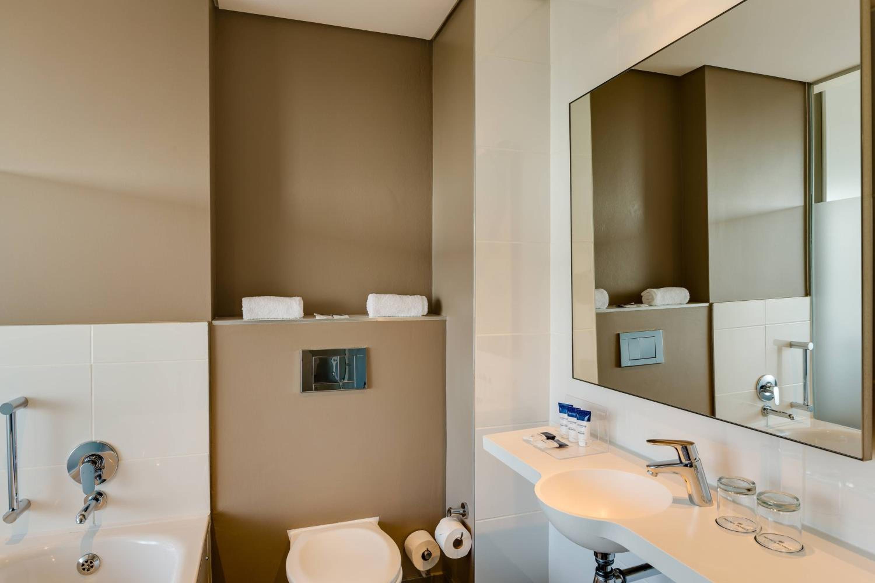 Large Deluxe Guest Room with King Bed - Photo 5