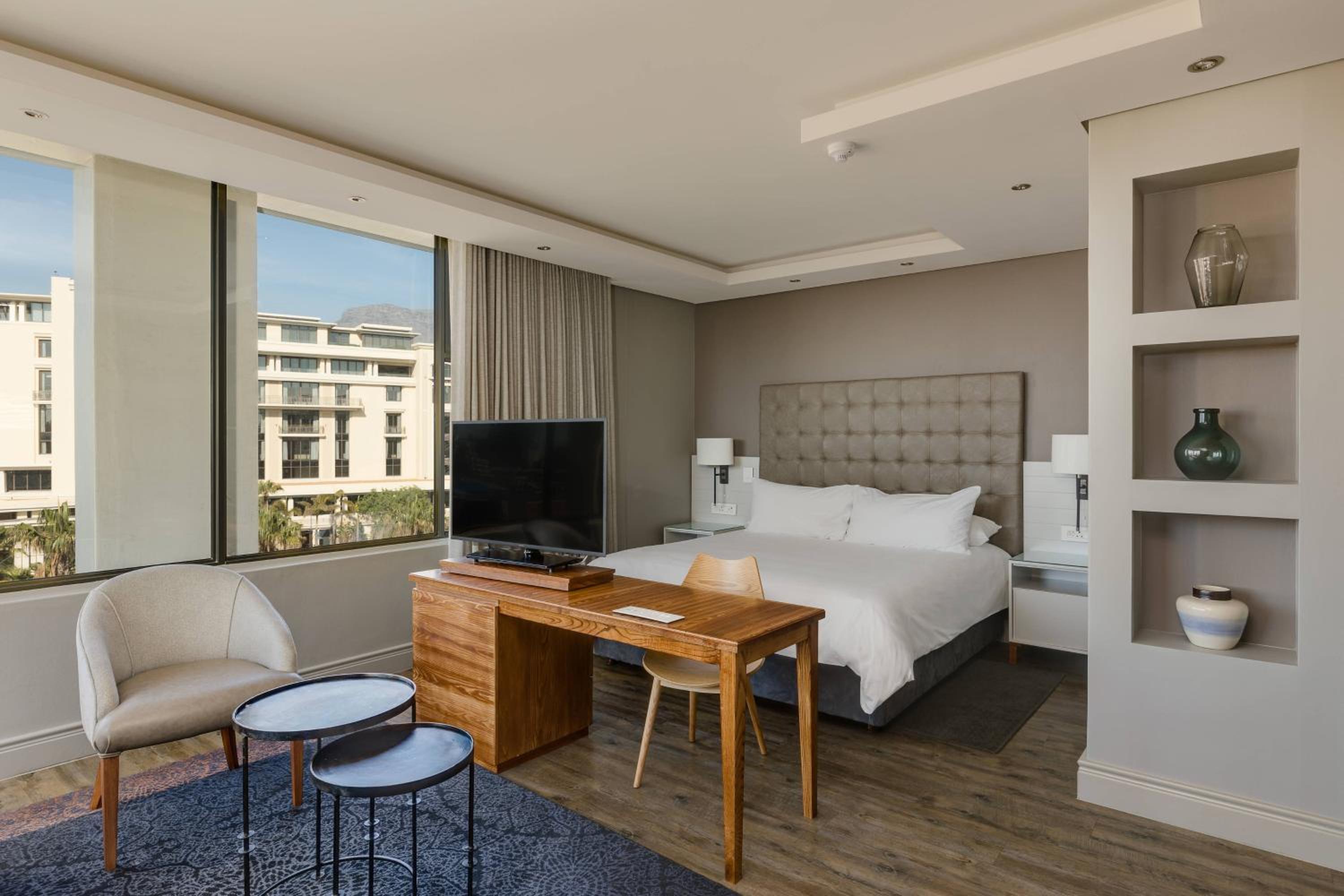 Larger Guest room, 1 King Bed - Photo 6