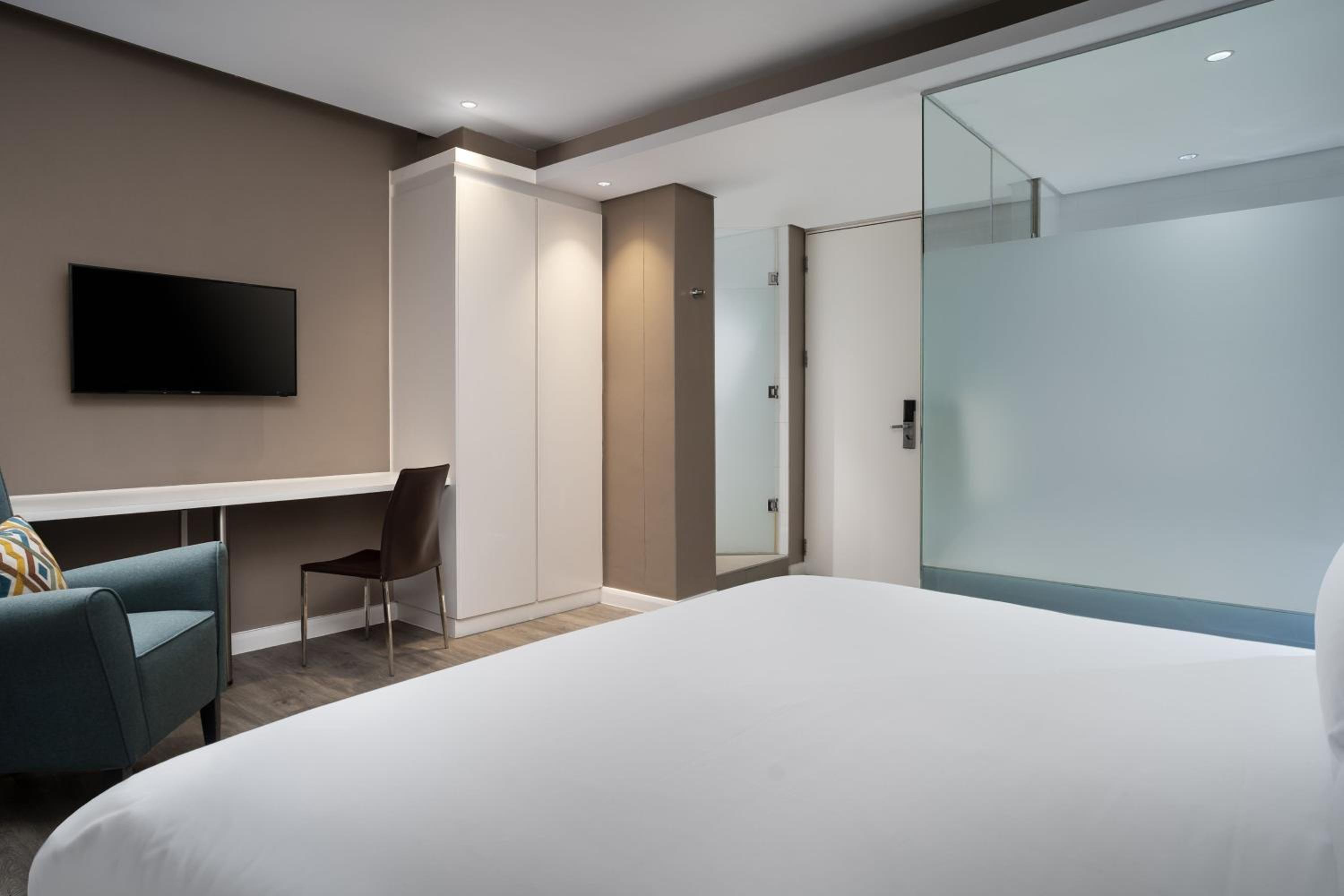 Large Deluxe Guest Room with King Bed - Photo 4
