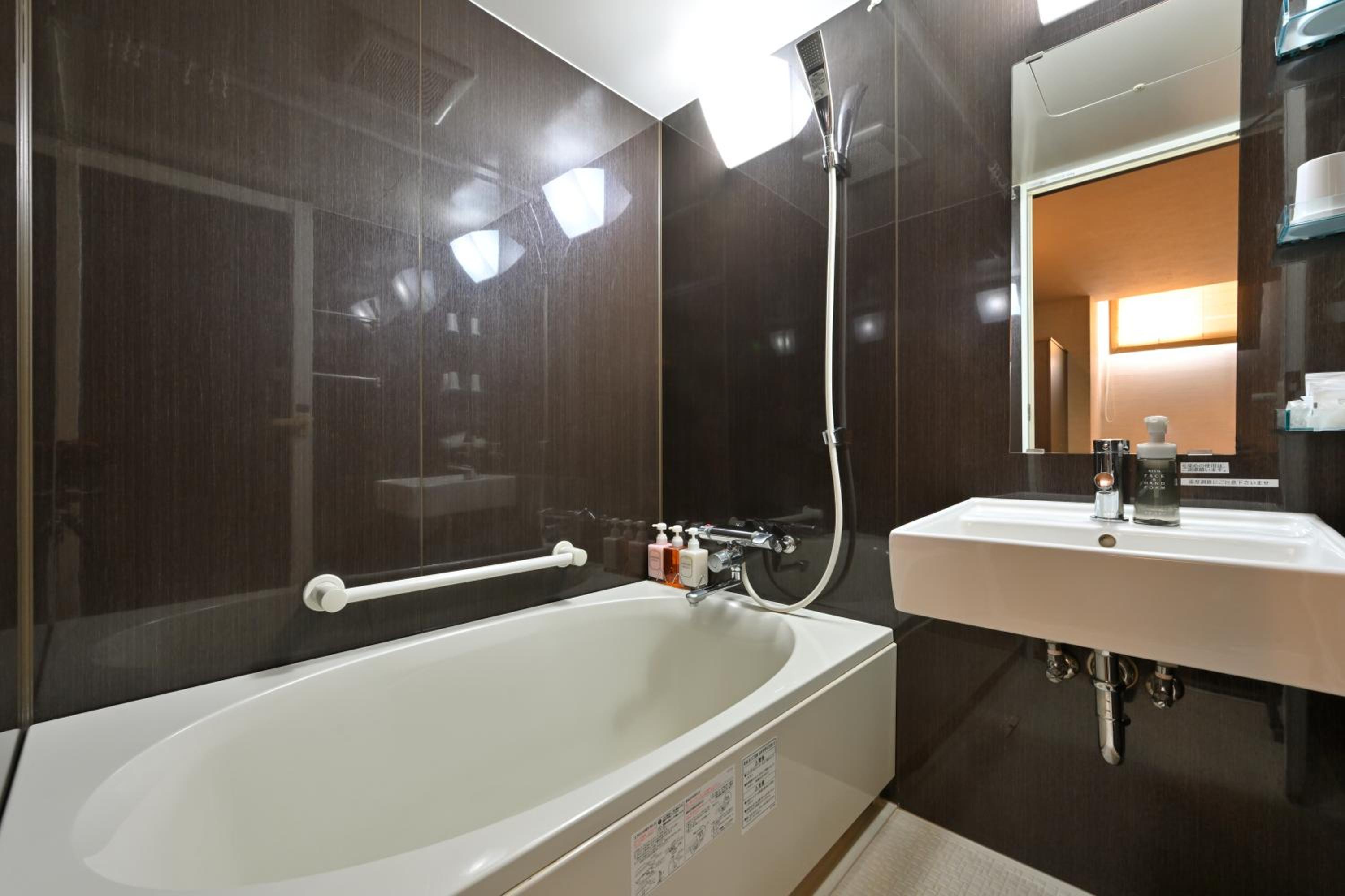 Twin Room - Non-Smoking photo 3