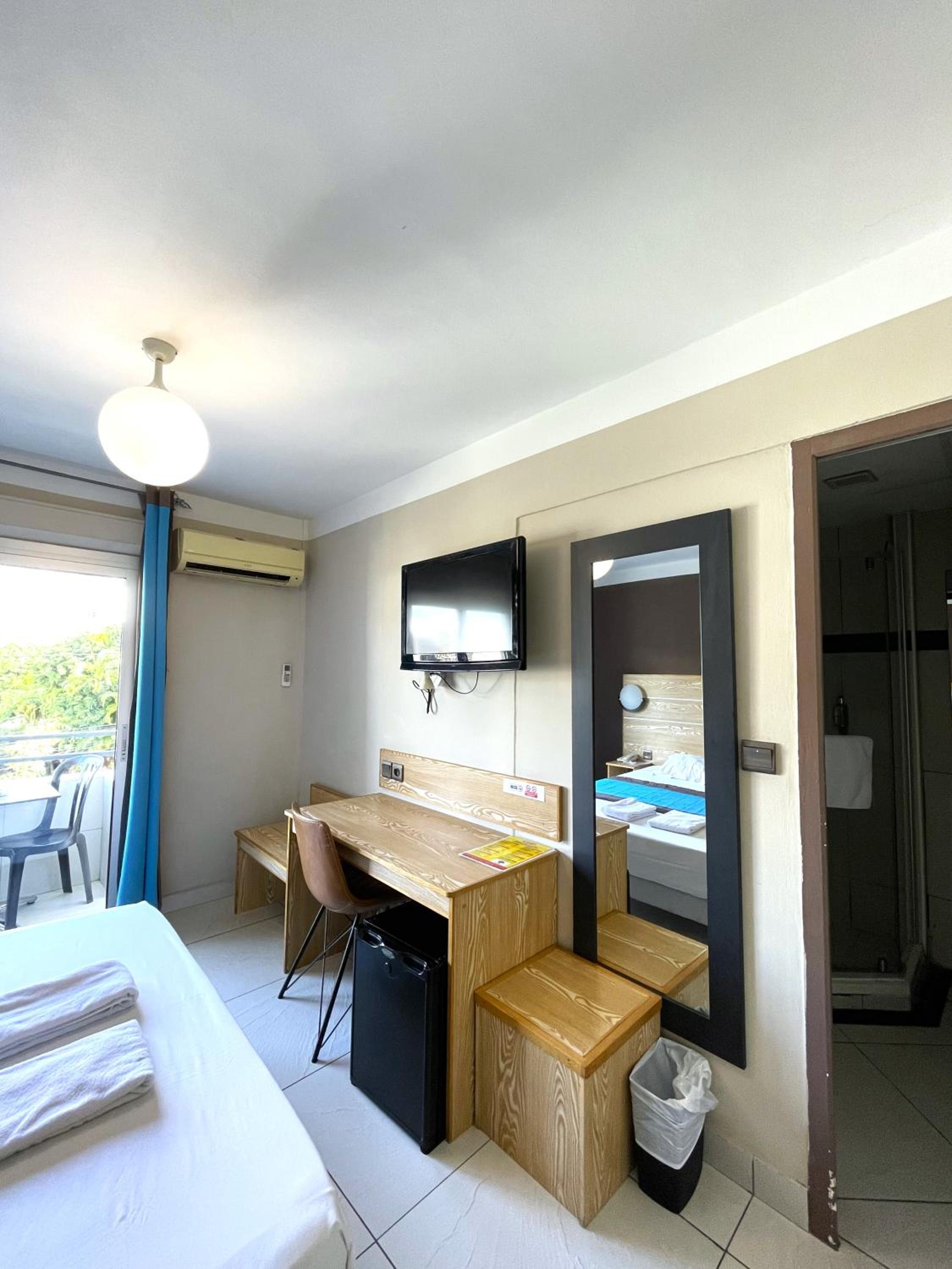 Double Room with Balcony - Photo 4