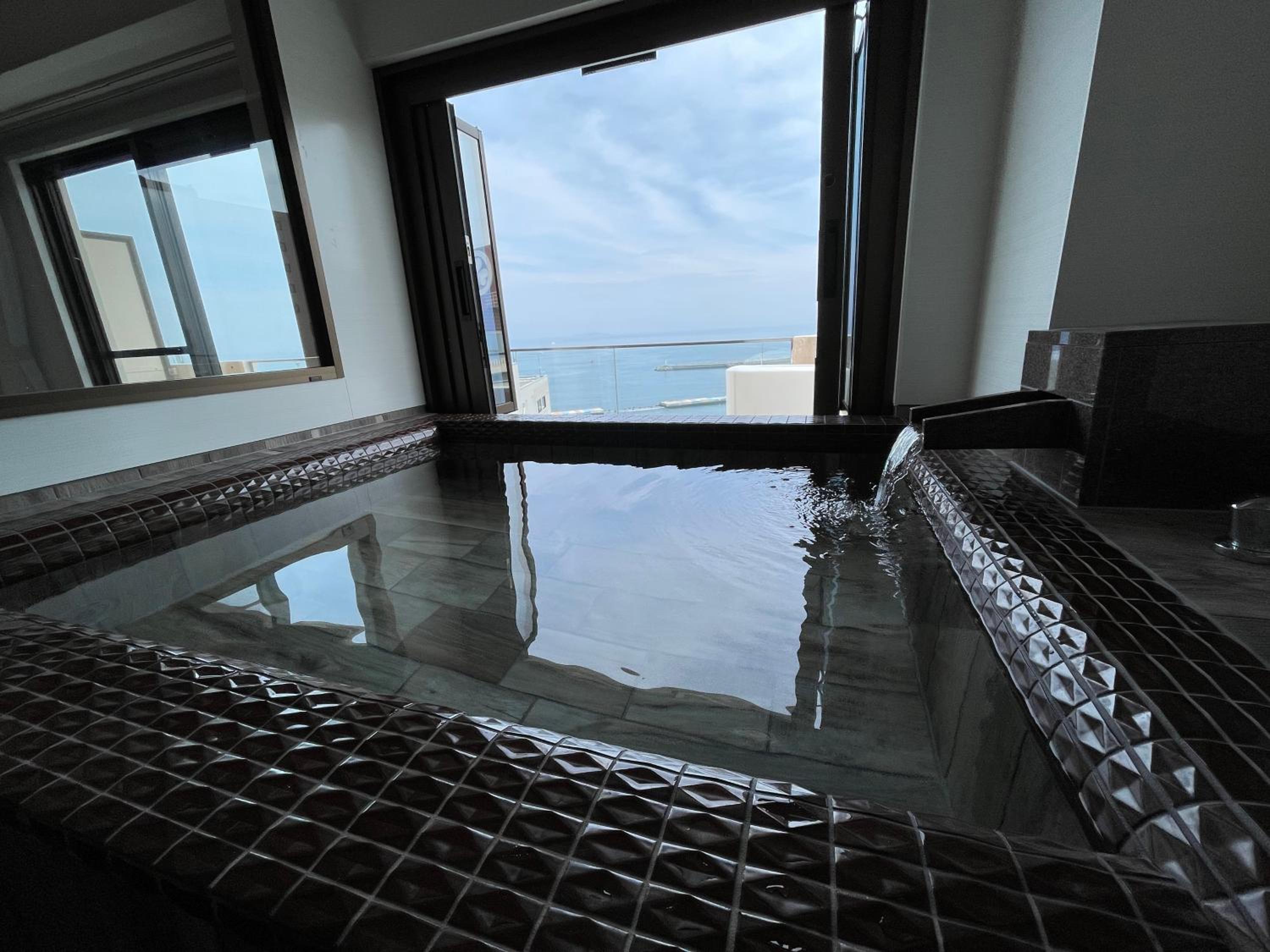 Superior Twin Room with Sea View - Photo 8