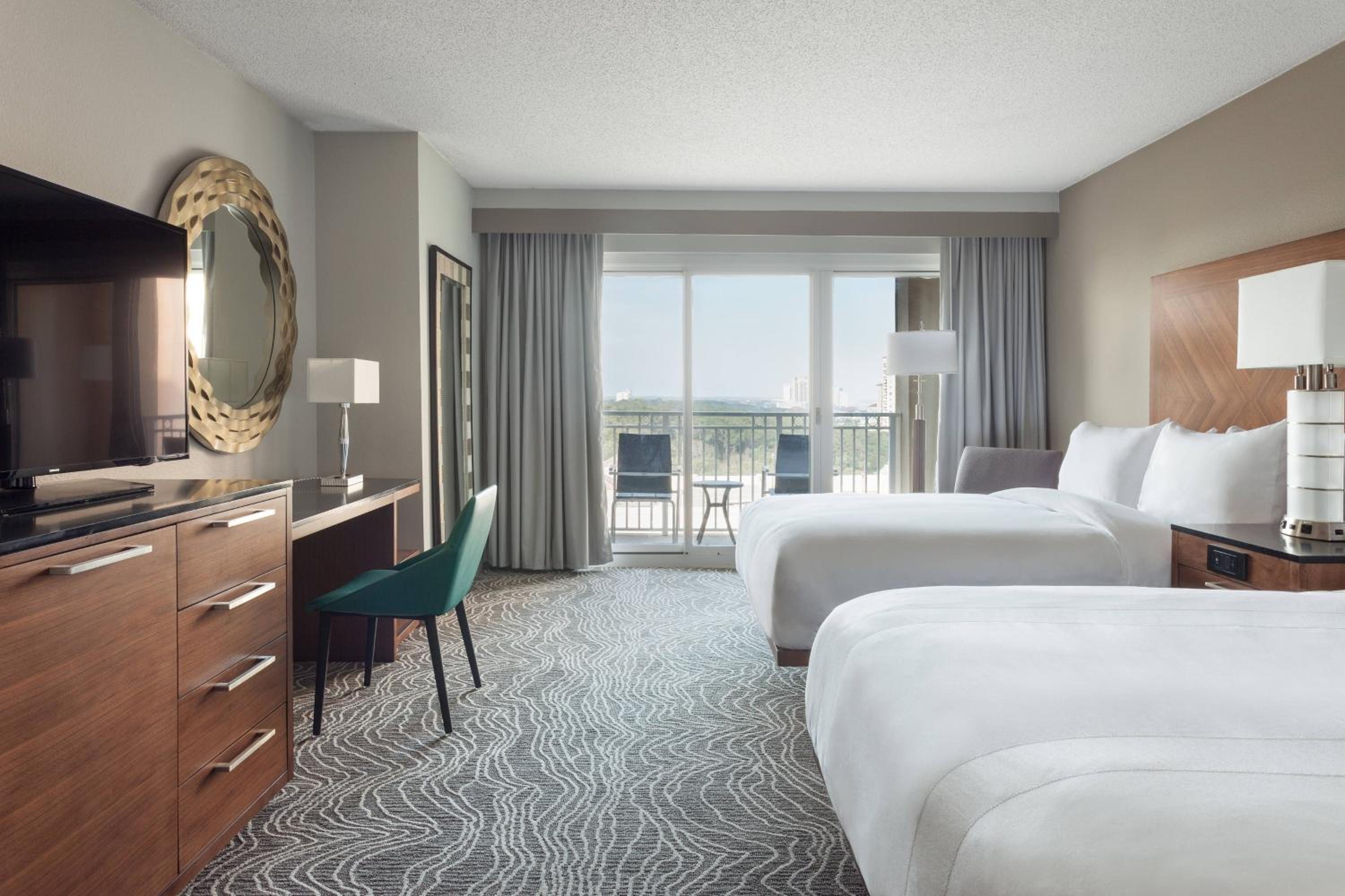Queen Room with Two Queen Beds and Resort View - Photo 4