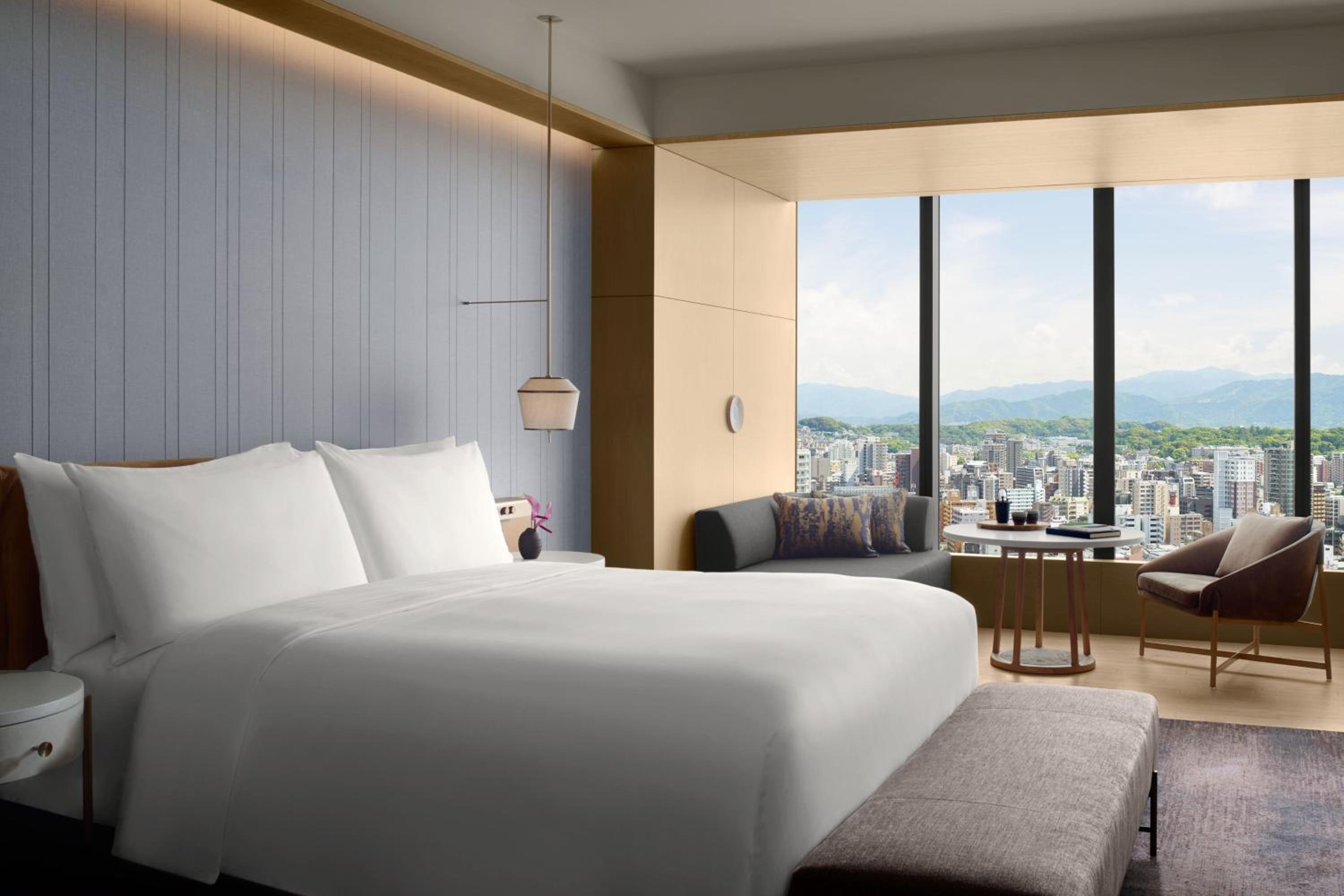 Club level, Club Guest room, 1 King, Skyline view - Photo 2