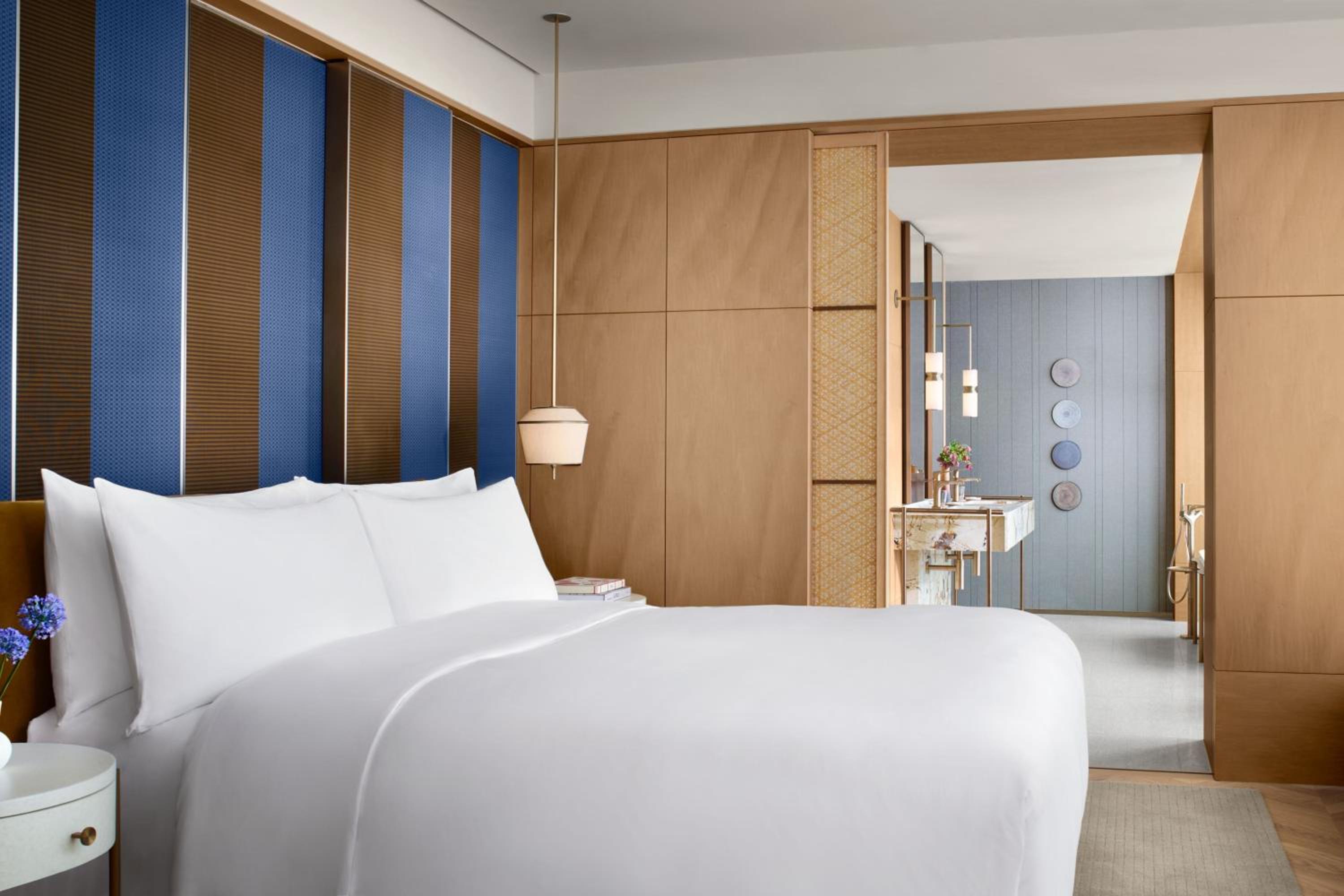 Premium Suite, Club lounge access, 1 Bedroom Suite, 1 King - Photo 2