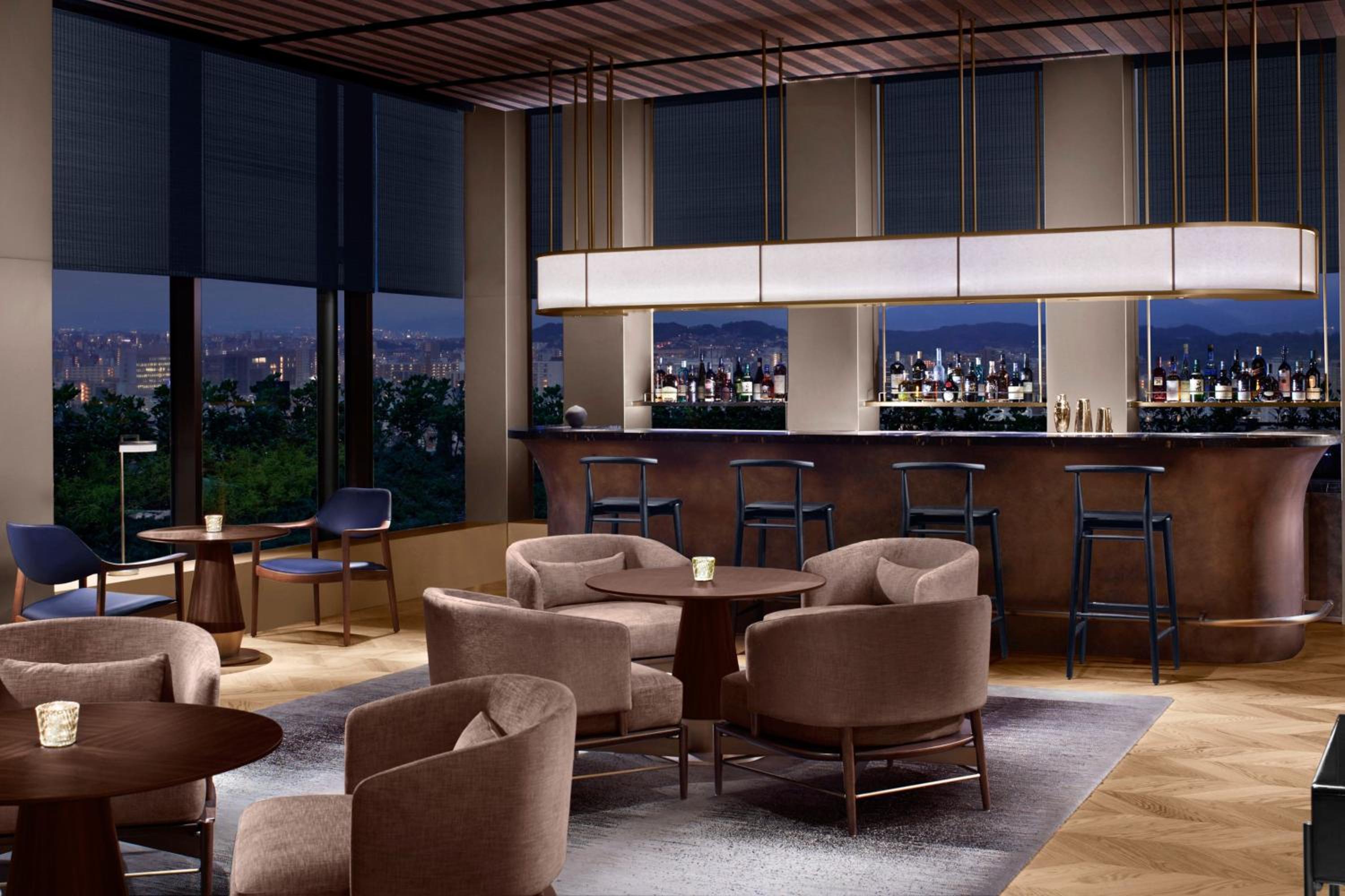 Deluxe Suite, Club lounge access, 1 Bedroom Suite, 2 Doubles - Photo 3