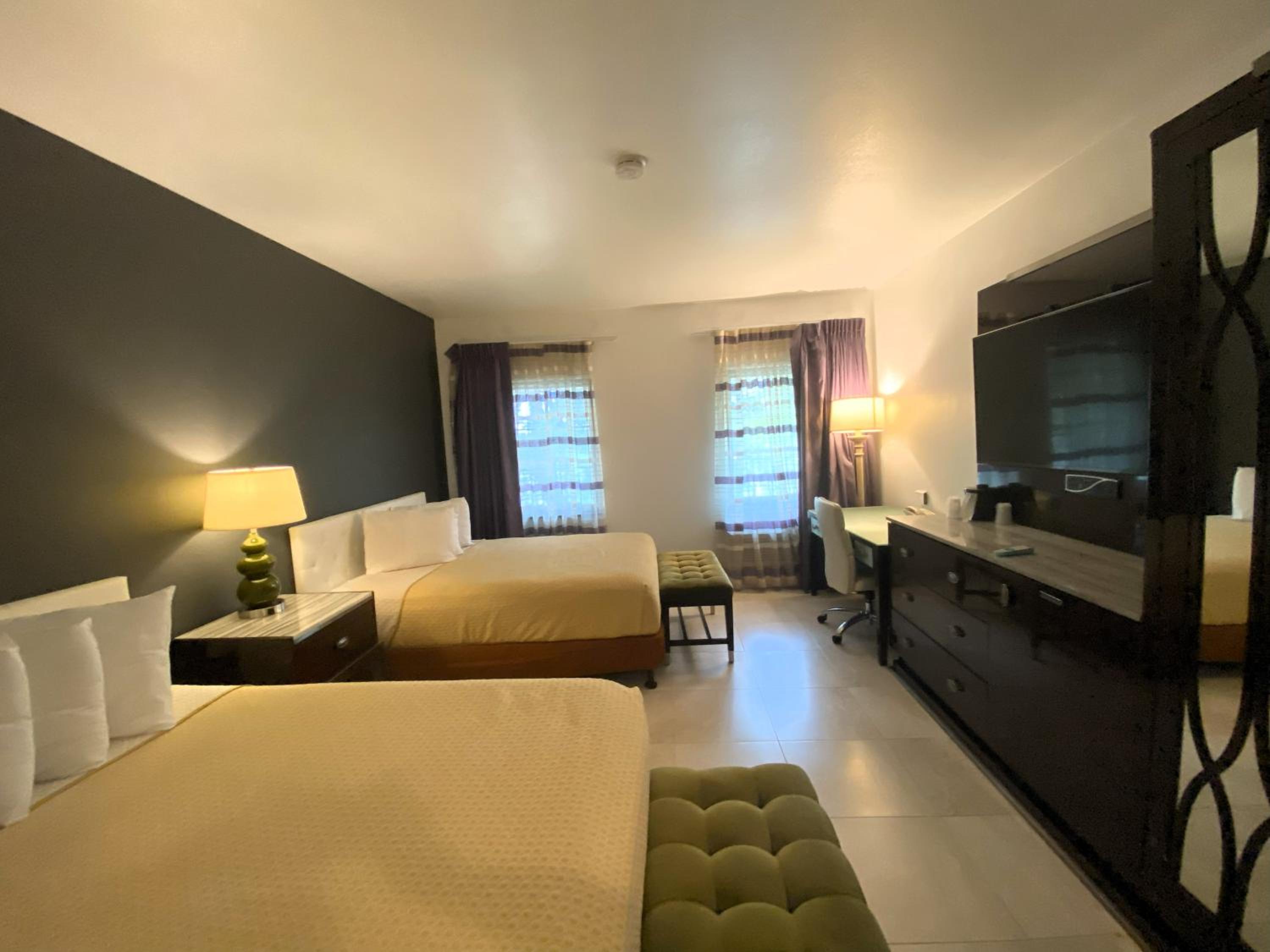 Queen Room With Two Queen Beds - Photo 1