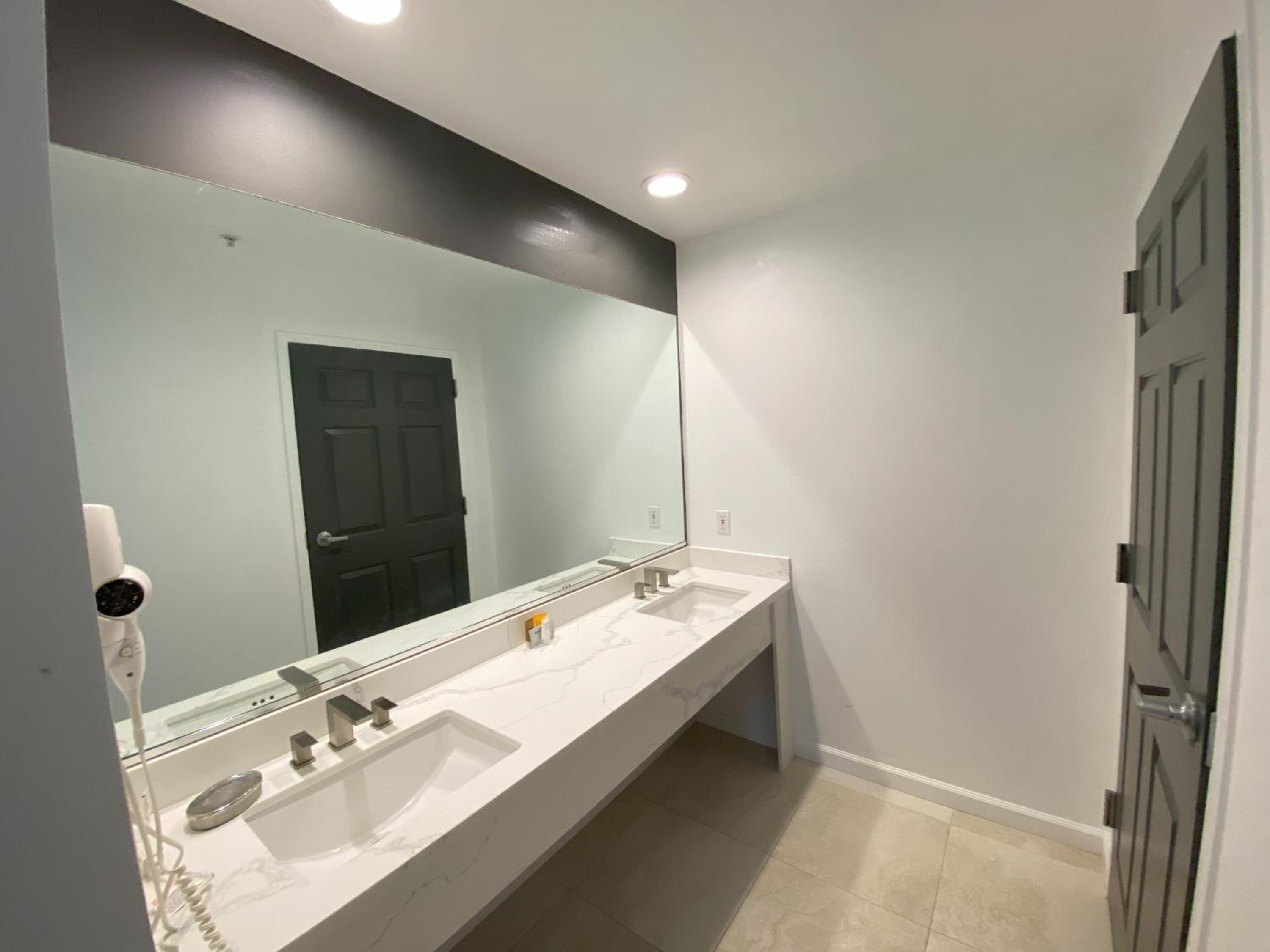 Junior King Suite with Spa Bath - Non-Smoking - Photo 9