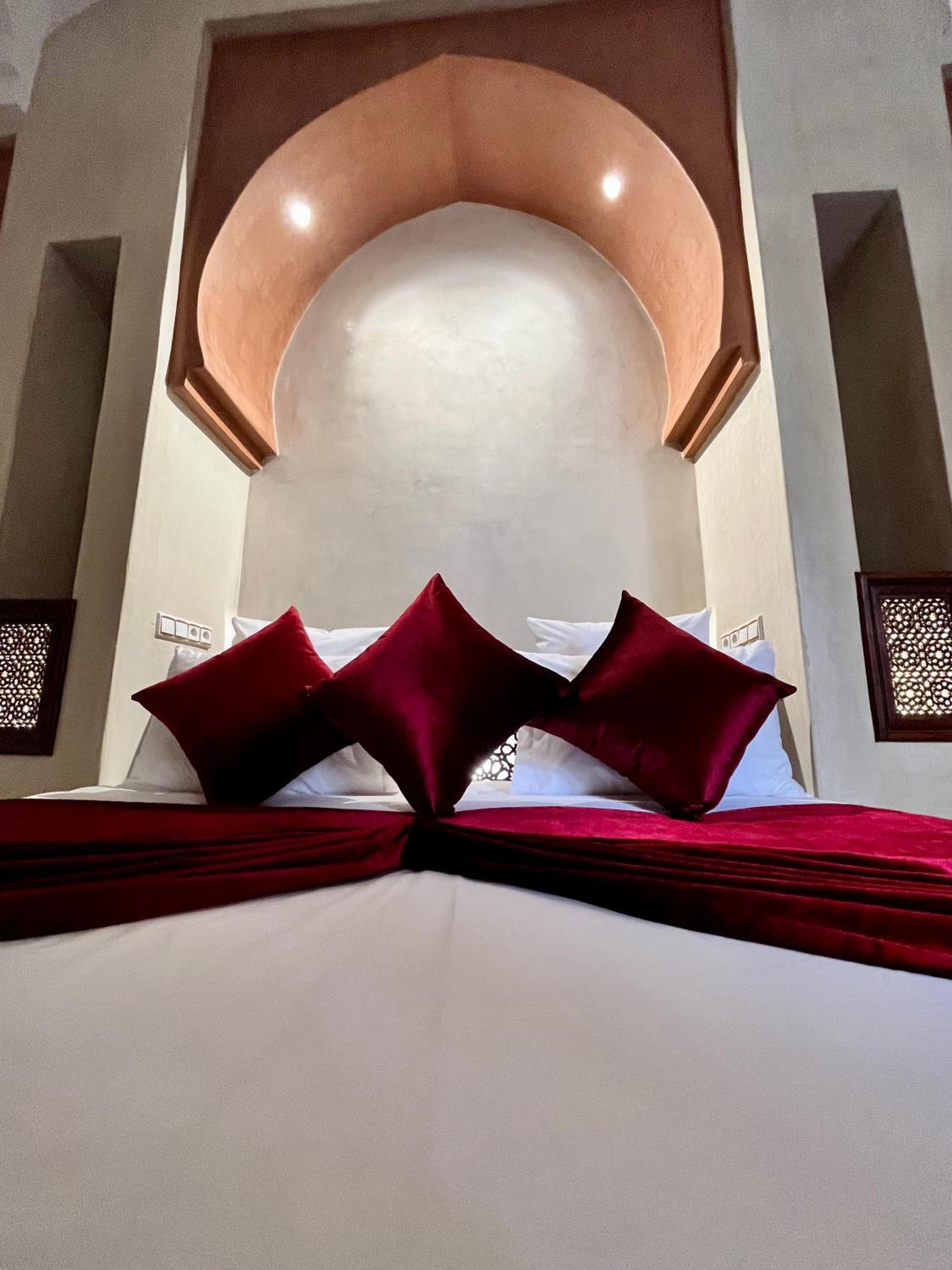 Deluxe Queen Room - Photo 8
