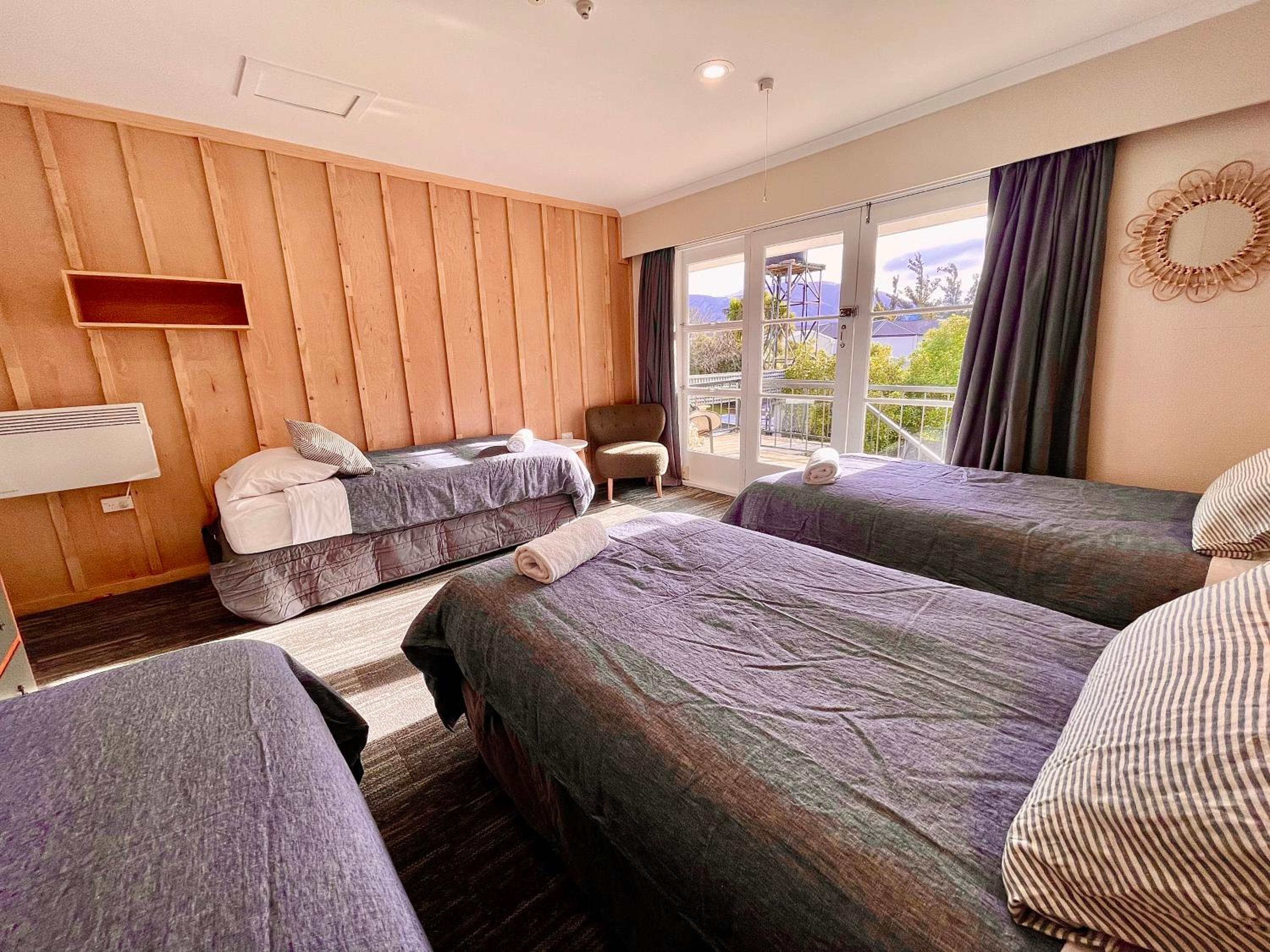 Quadruple Room with Private Bathroom photo 2