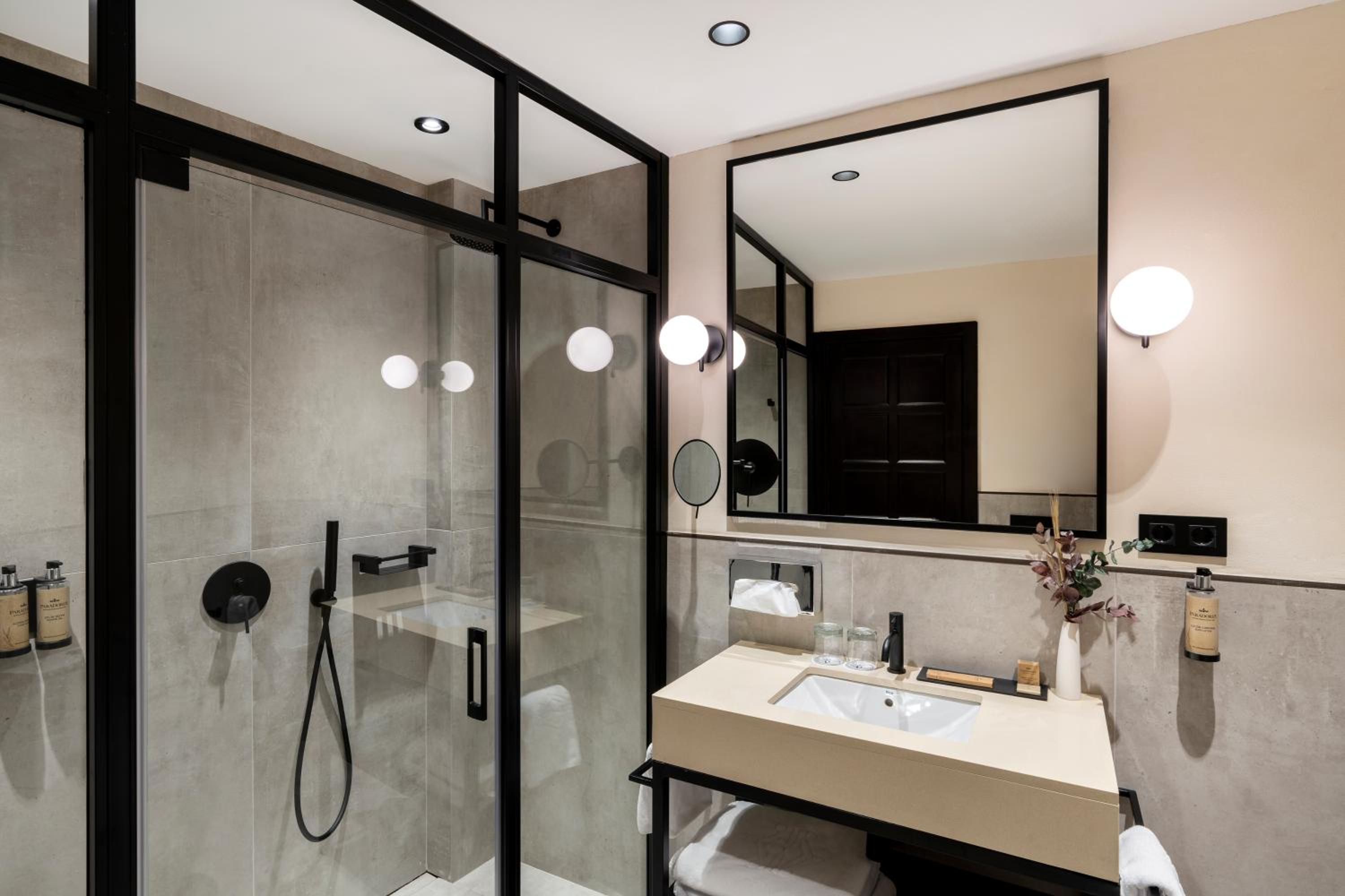 Standard Double Room - Photo 7