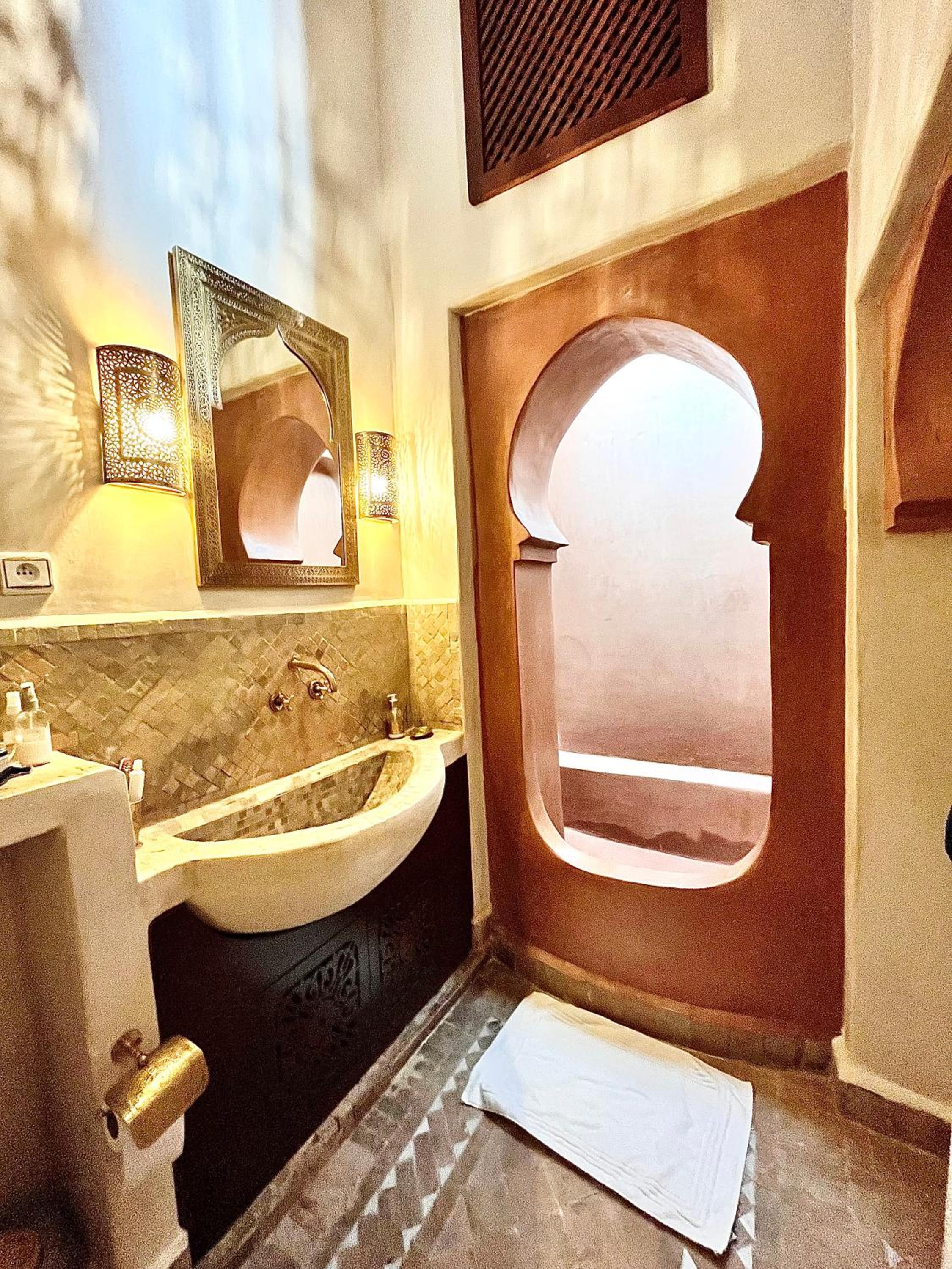 Deluxe Queen Room - Photo 12