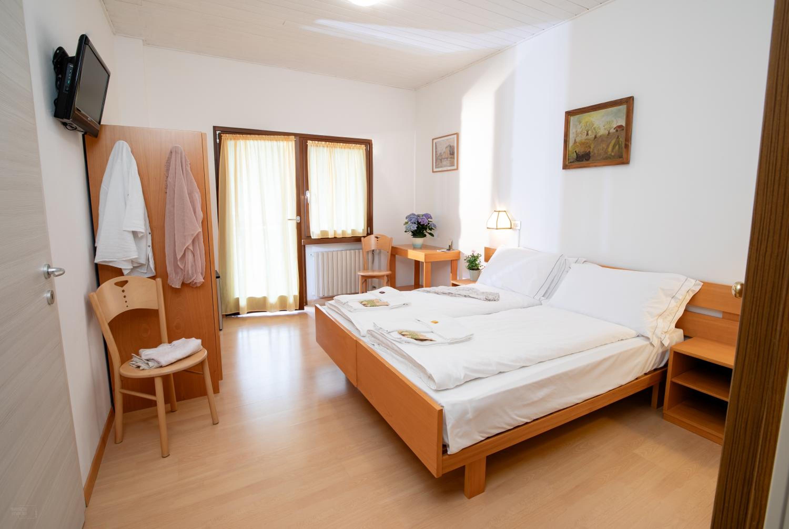 Standard Double or Twin Room - Photo 11