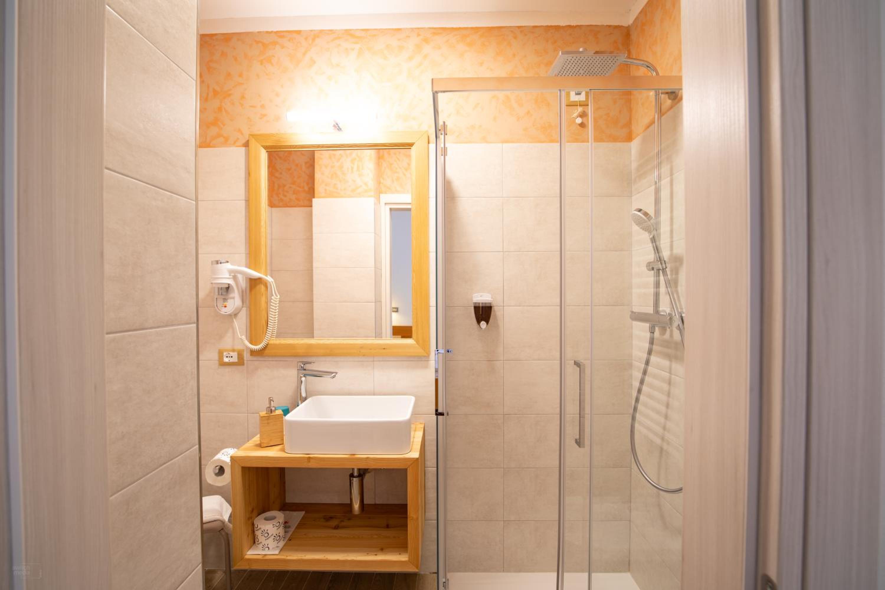 Standard Double or Twin Room - Photo 16
