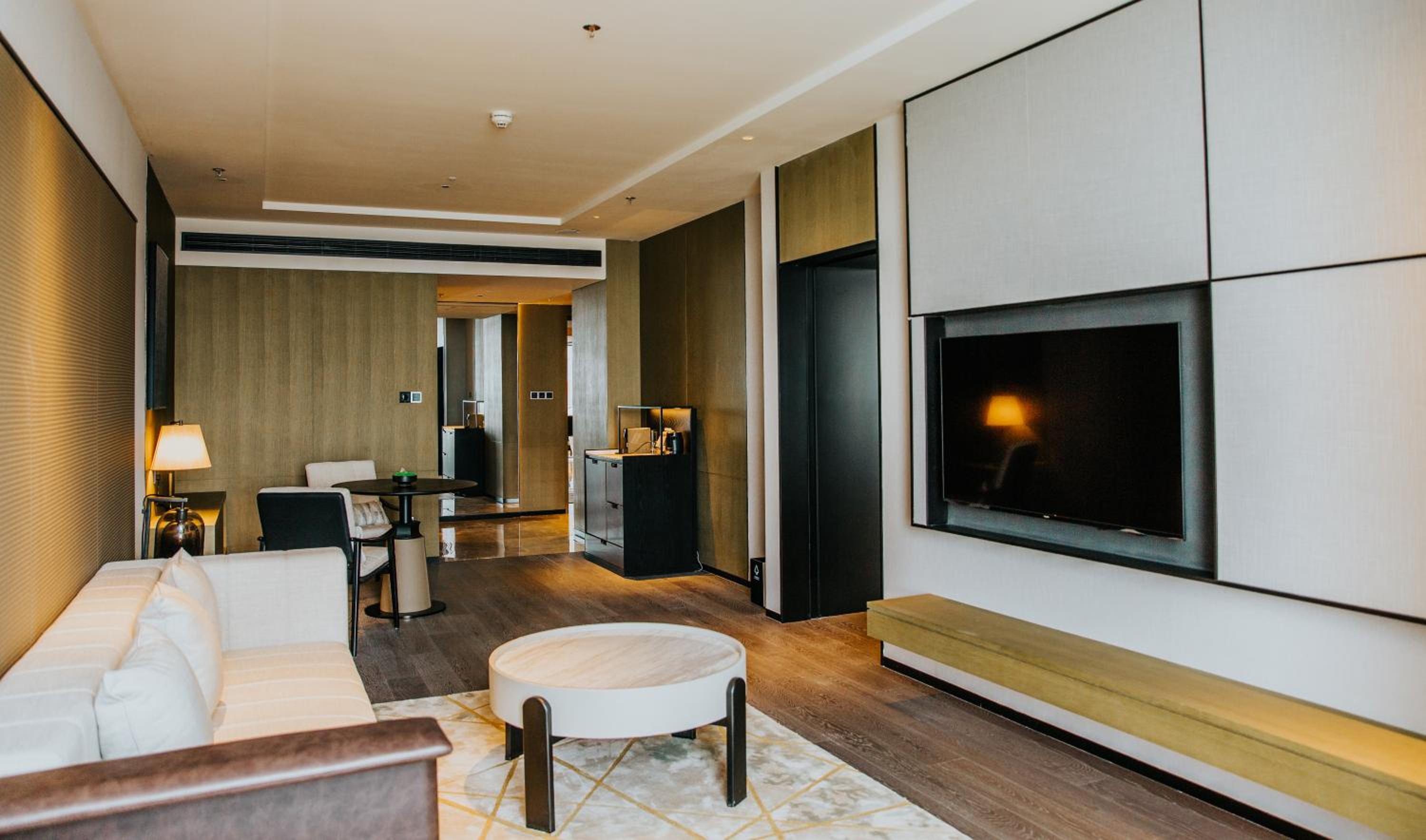 One-Bedroom Club Suite - Club Lounge Access