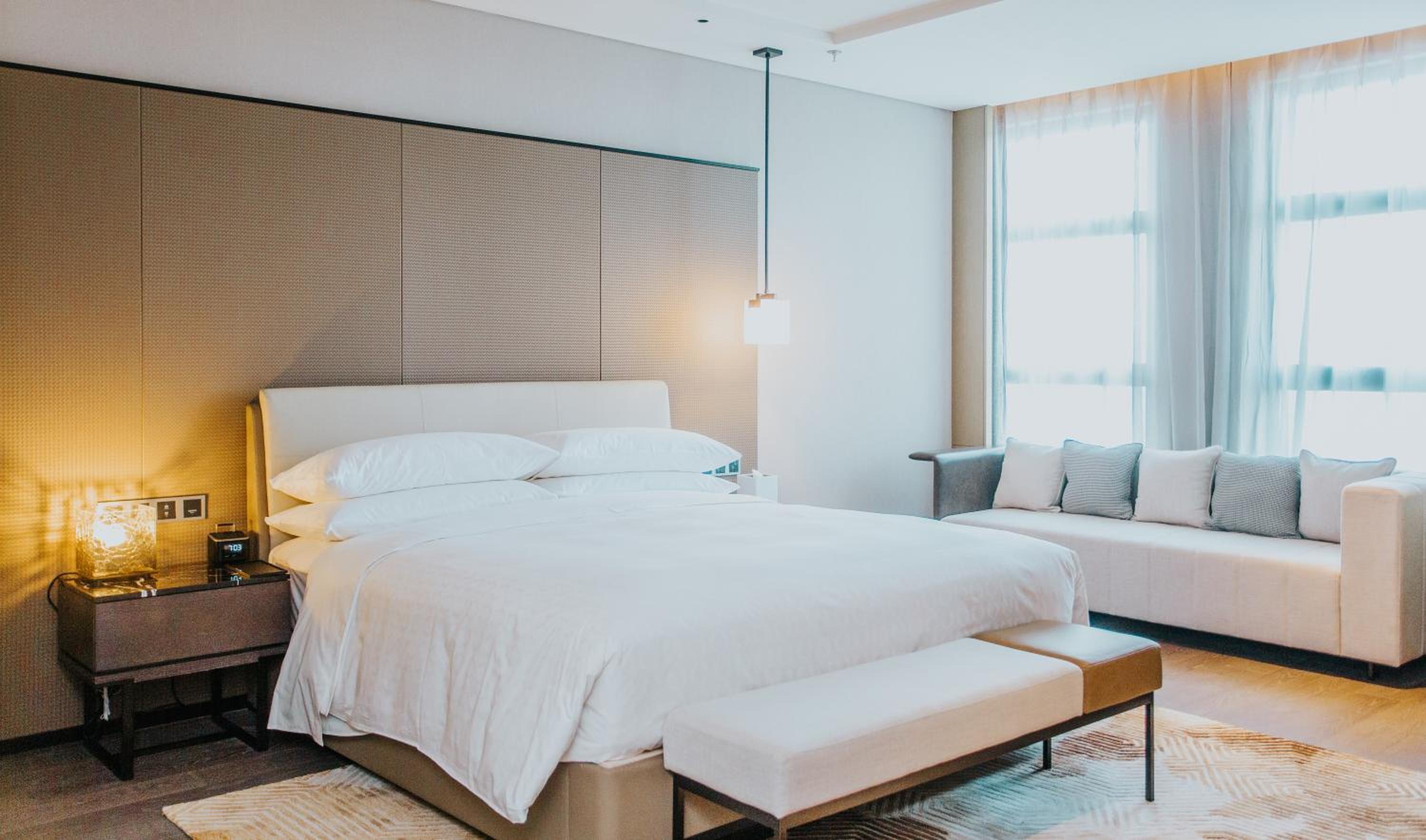 One-Bedroom Deluxe King Suite - Club Lounge Access