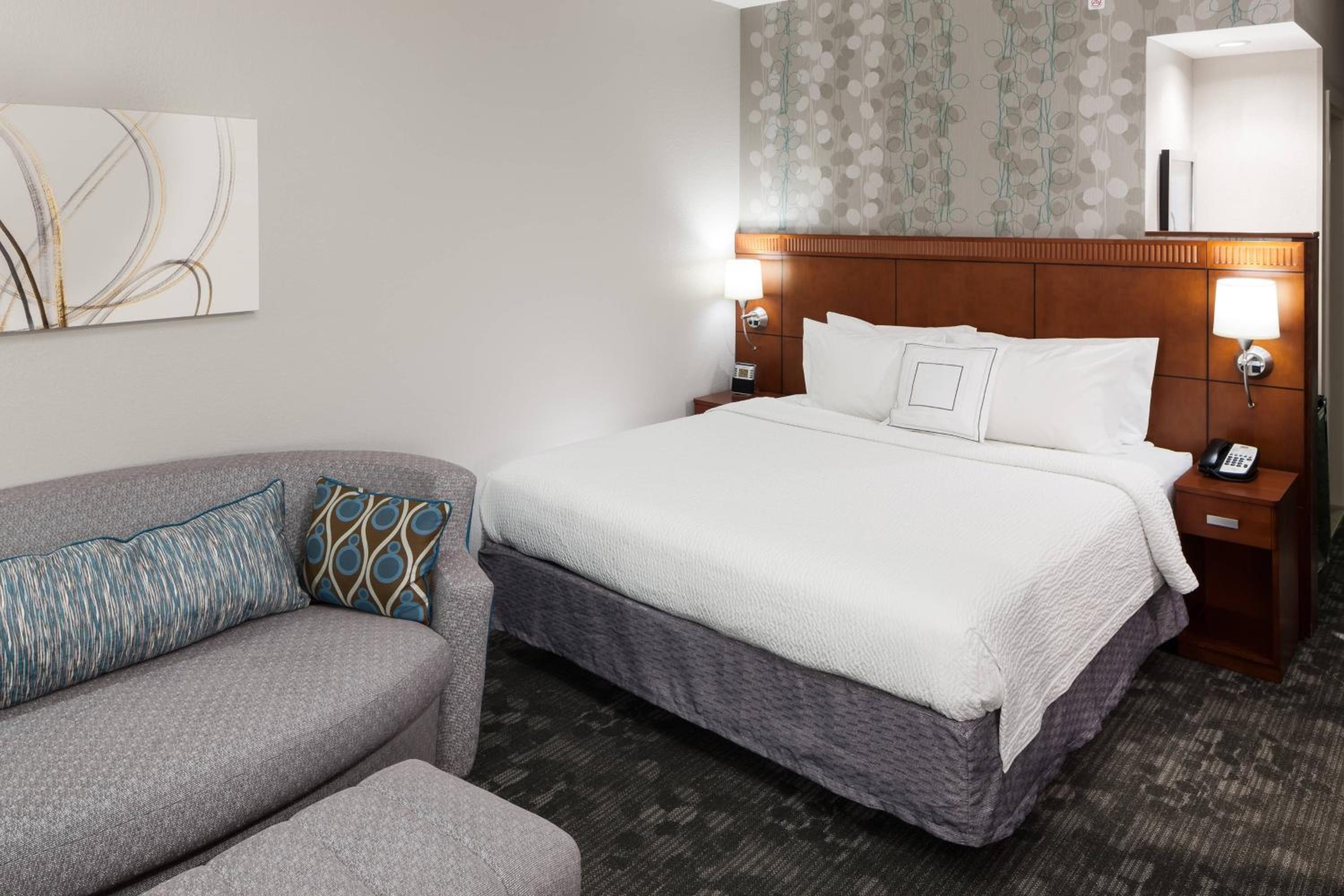 King Room with Sofa Bed - Photo 5