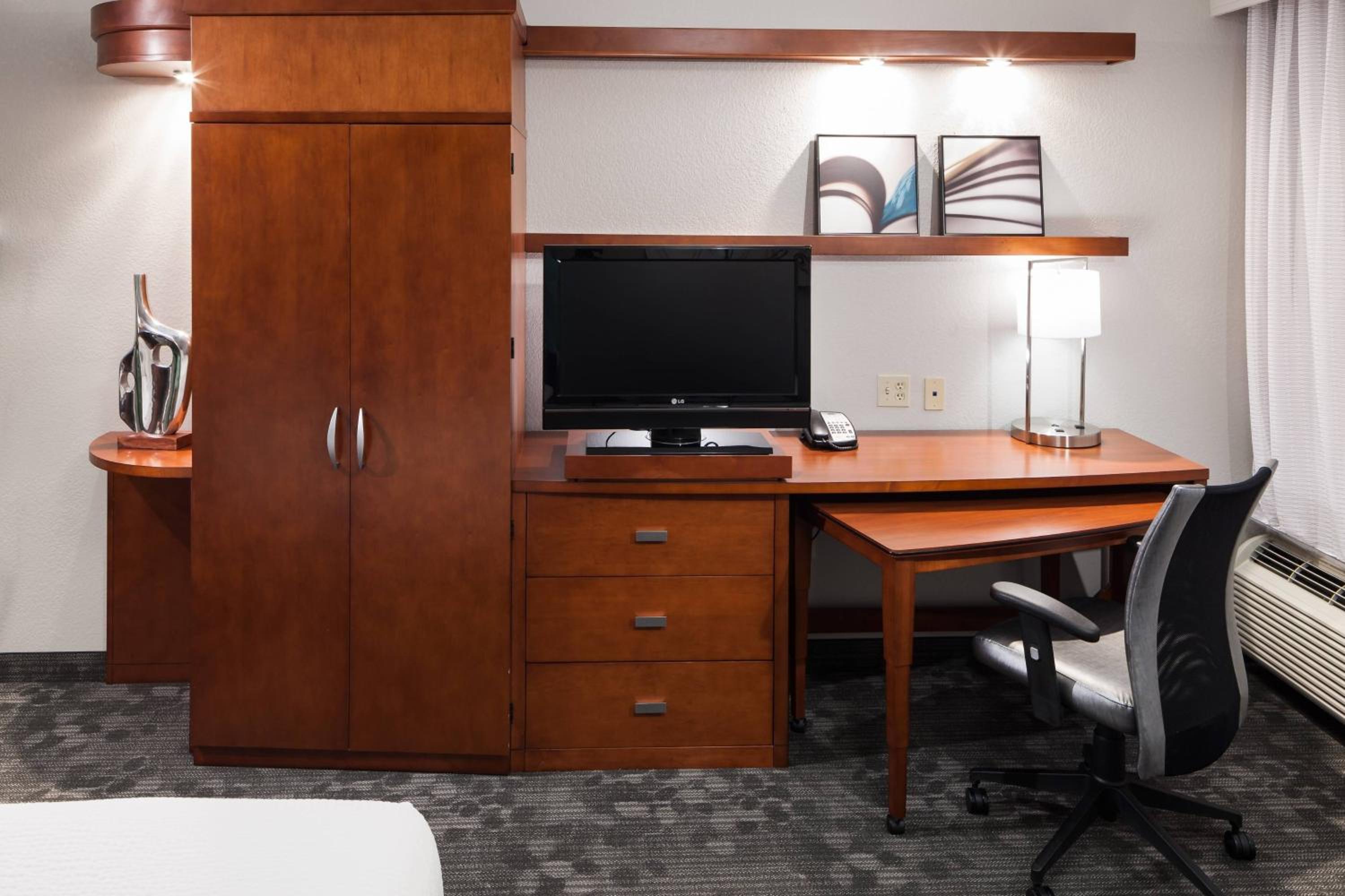 King Room with Sofa Bed - Photo 4
