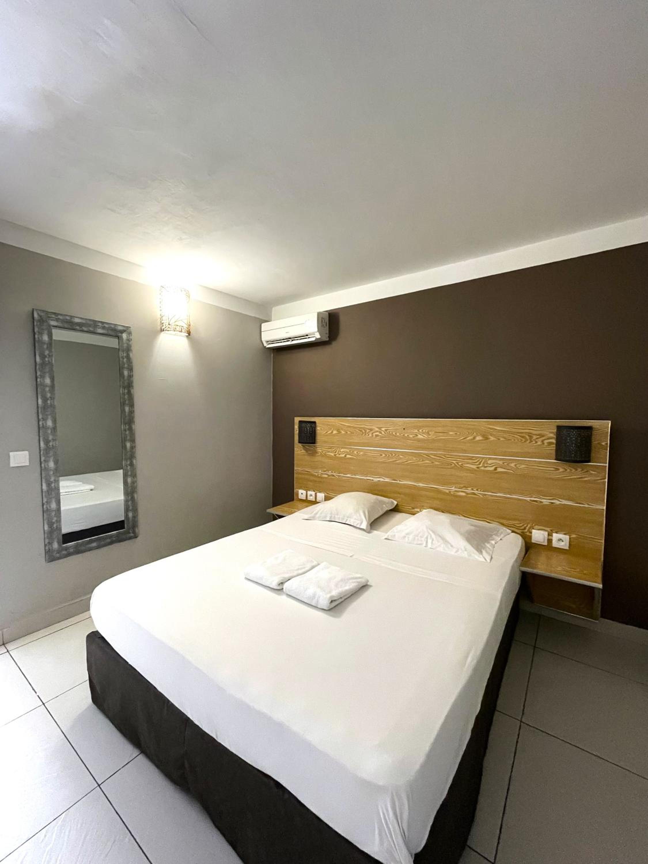 Superior One-Bedroom Apartment - Photo 1