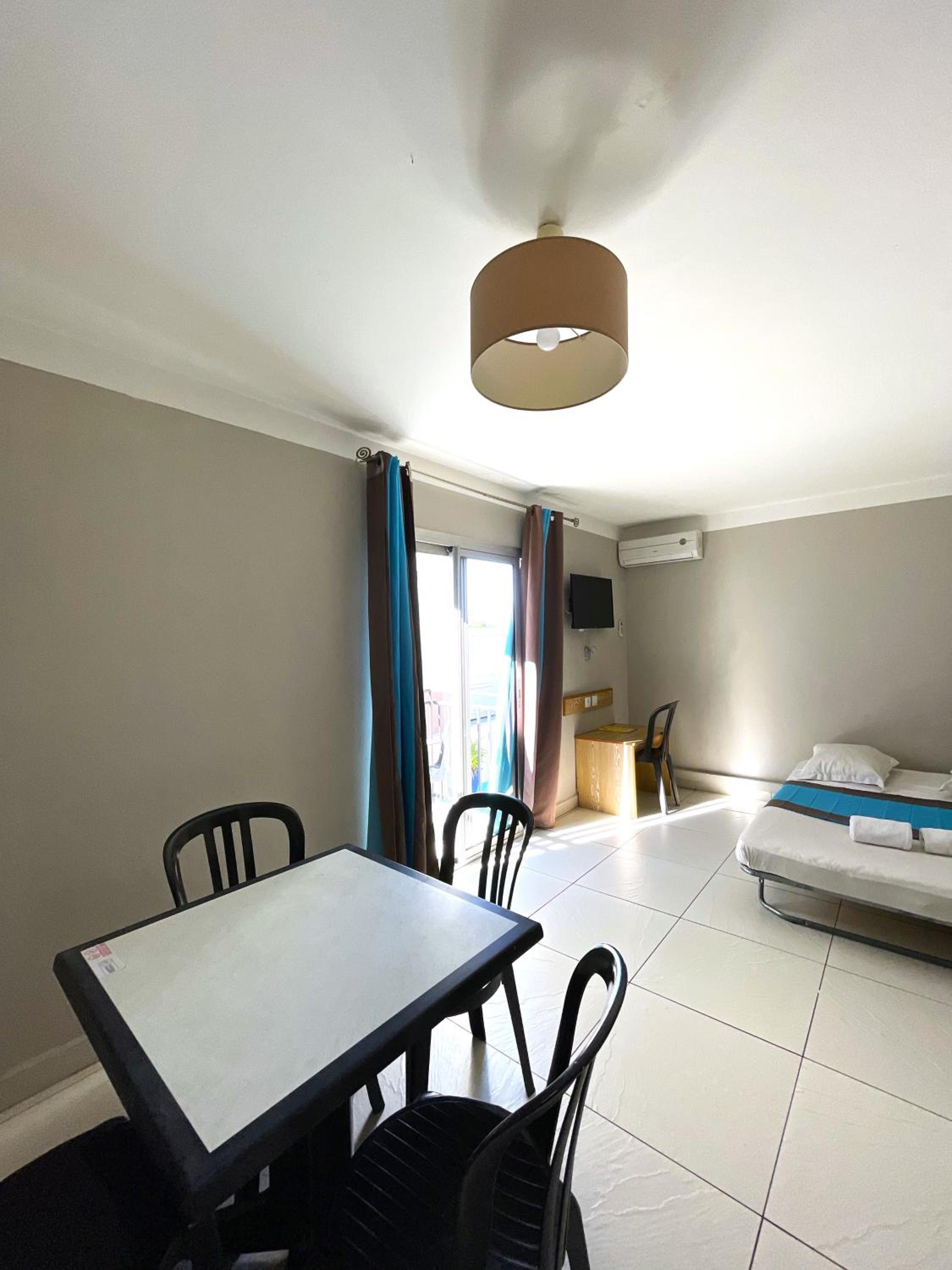 Superior One-Bedroom Apartment - Photo 3
