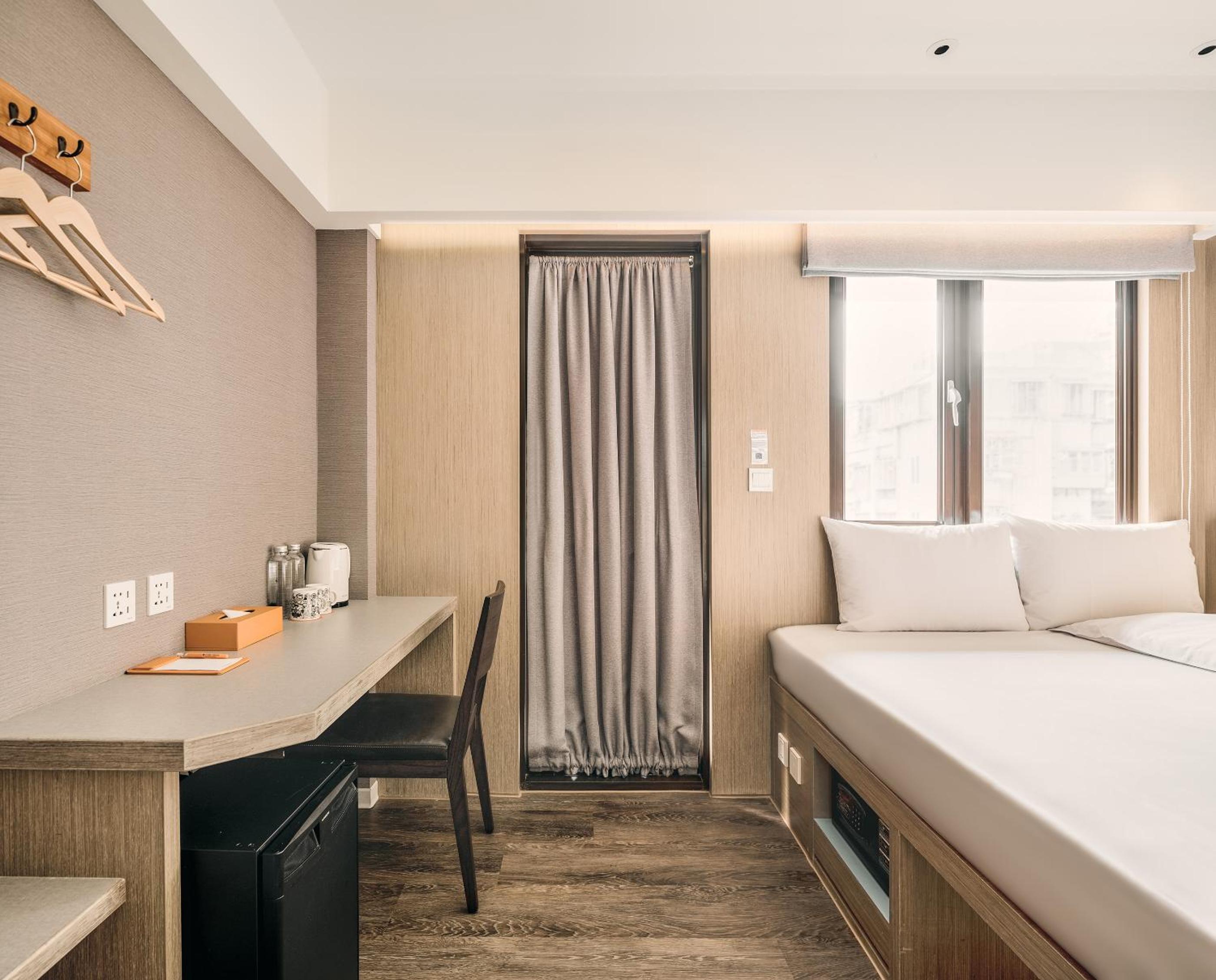 Available room thumbnail 6