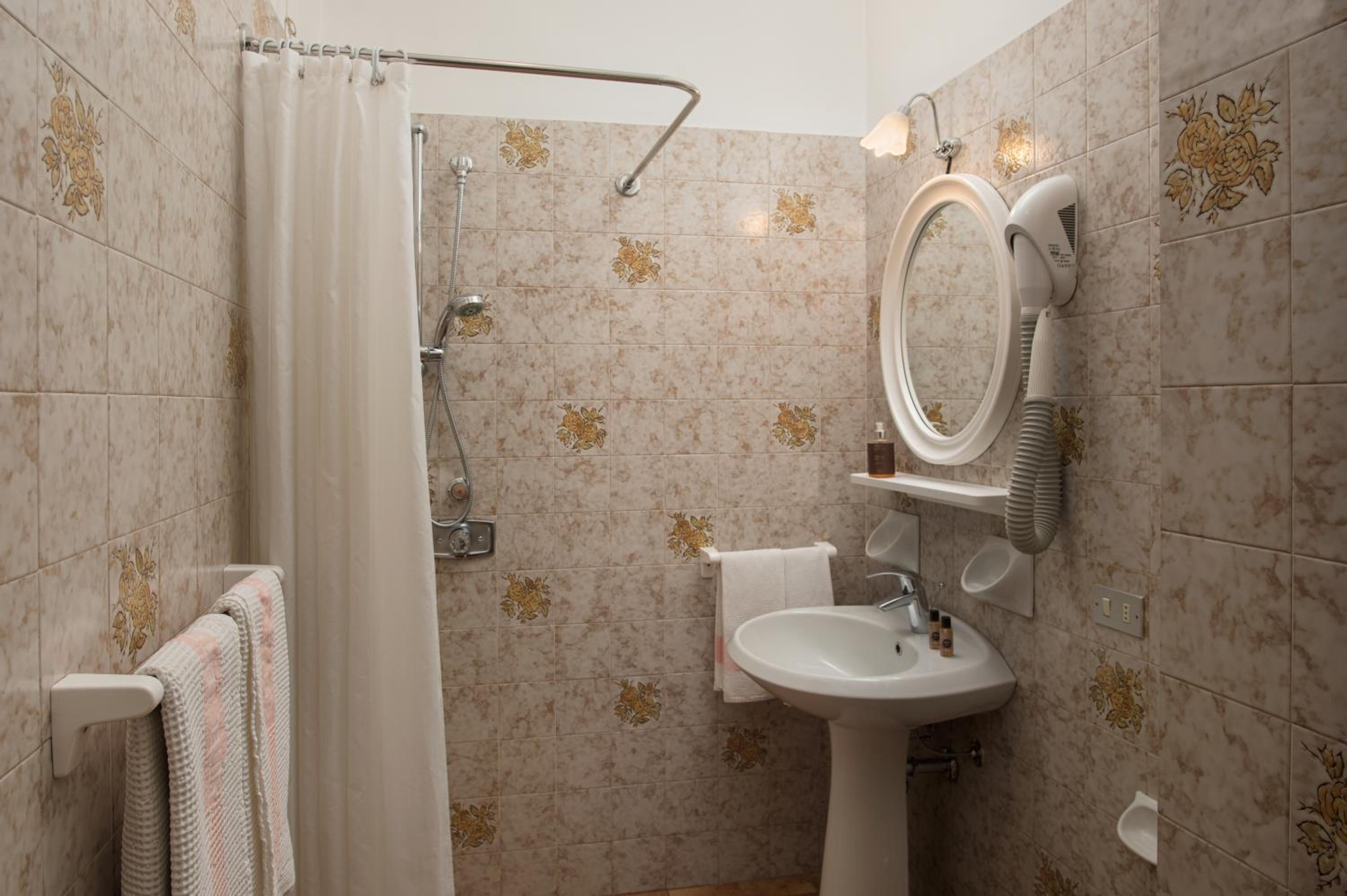 Large Double or Twin Room photo 2
