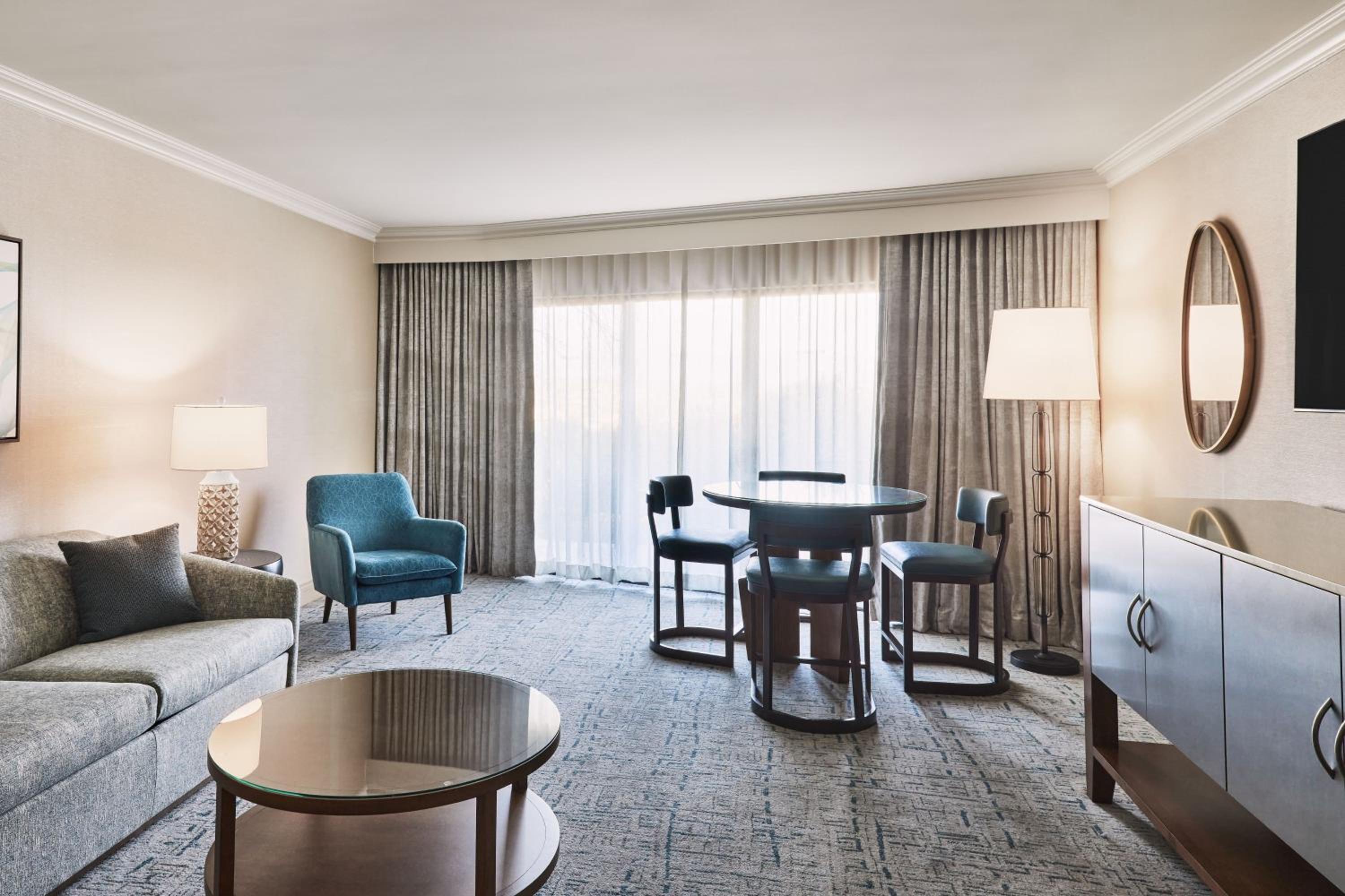 Suite, 1 King, Sofa bed, Corner room, Balcony photo 1