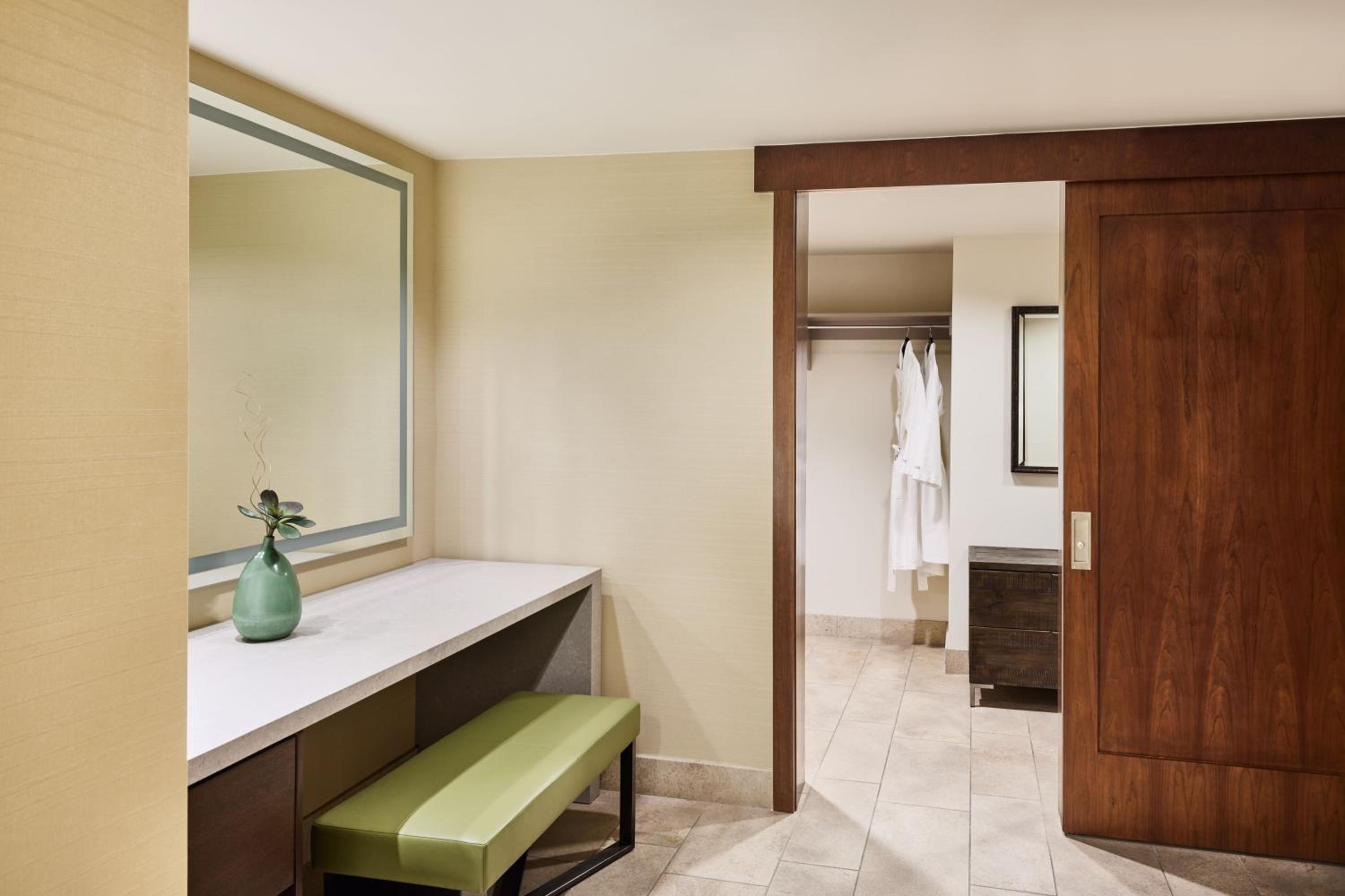 Suite, 1 King, Sofa bed, Corner room, Balcony photo 2